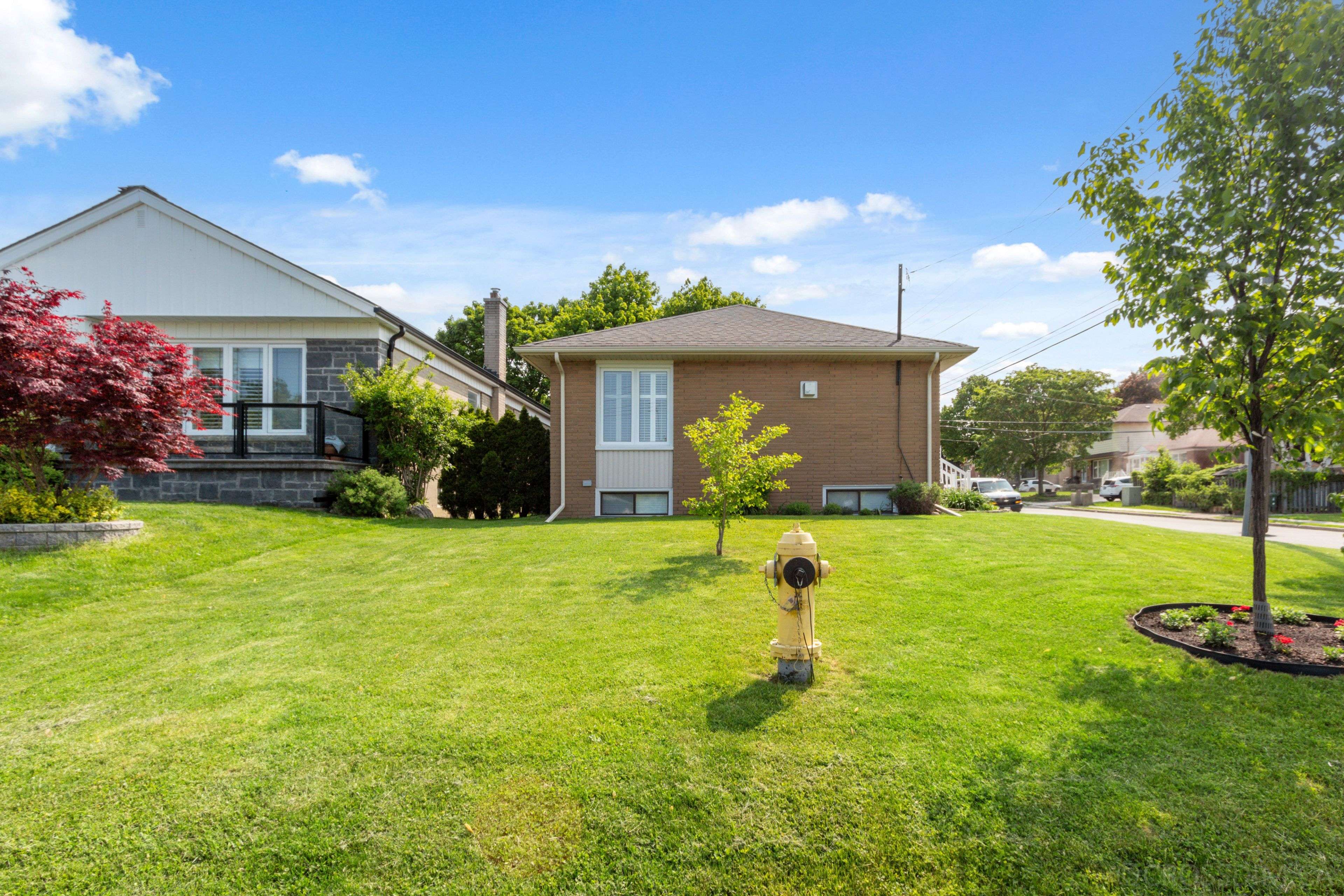 Toronto E04, ON M1R 4X3,18 Lupin DR