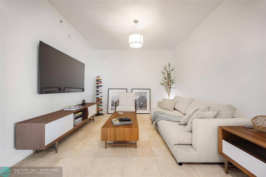 North Miami, FL 33181,14951 Royal Oaks Ln  #1109