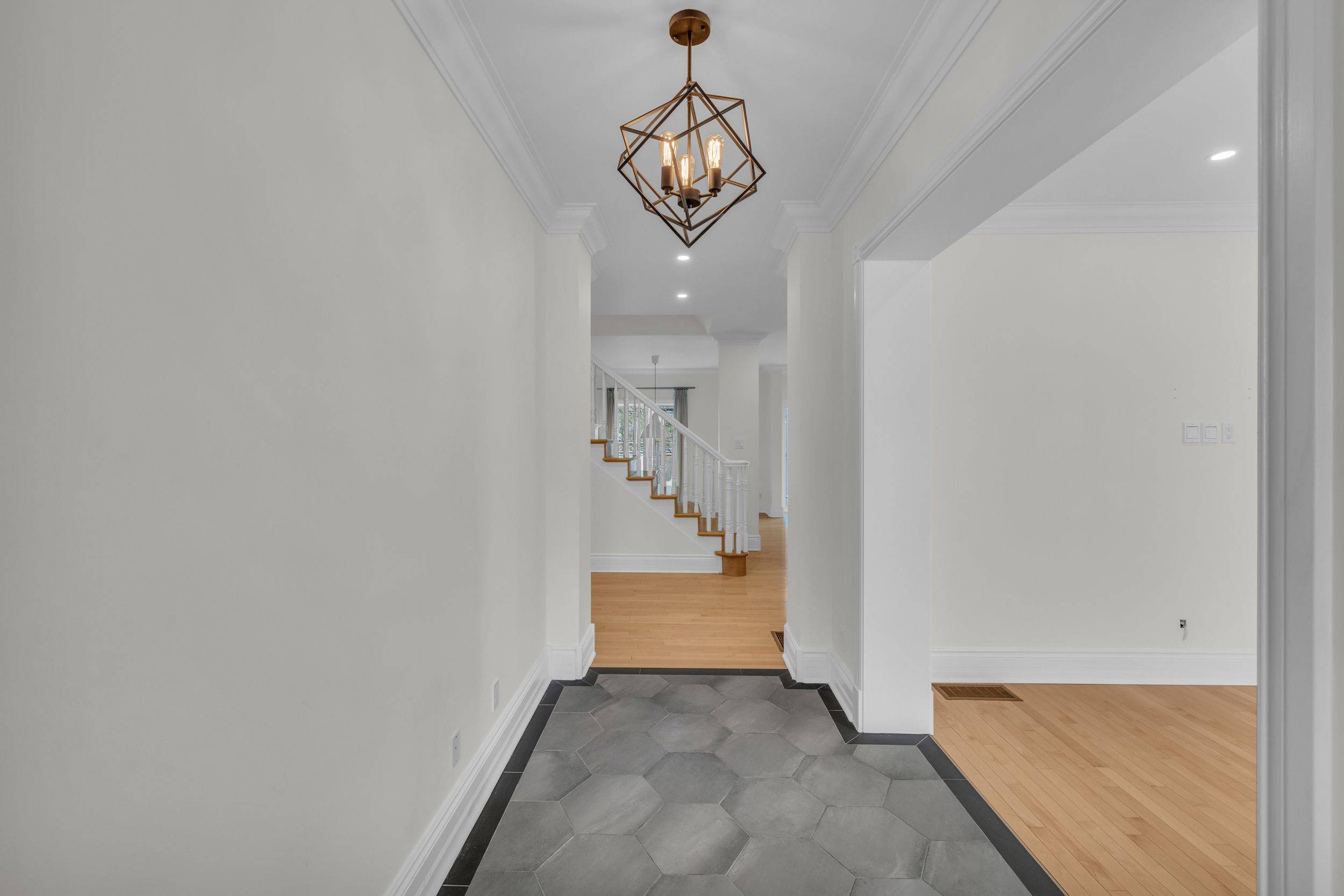 Britannia - Lincoln Heights And Area, ON K2B 5Z5,221 Bradford ST