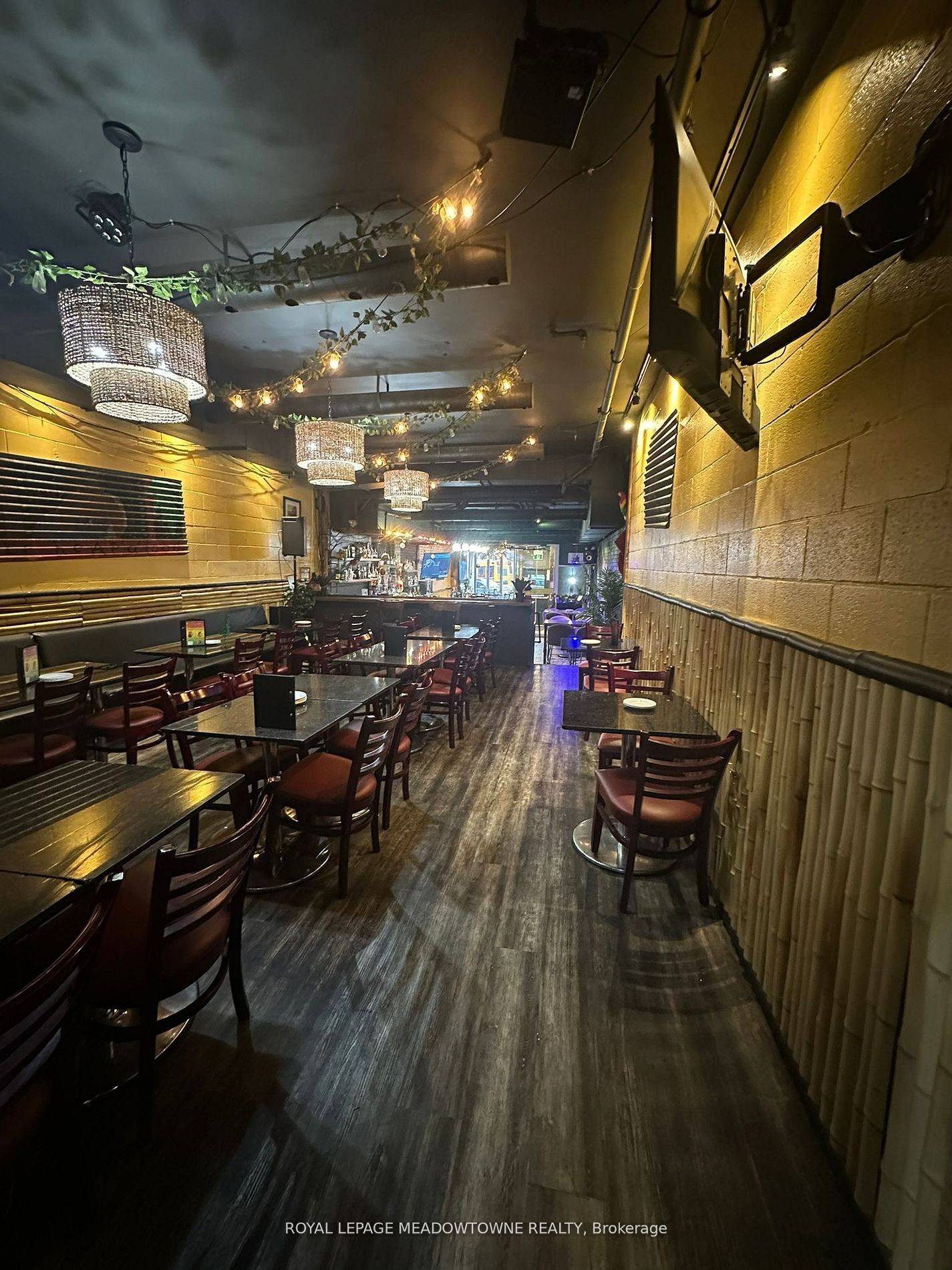 Toronto C01, ON M6G 1B7,647 College ST