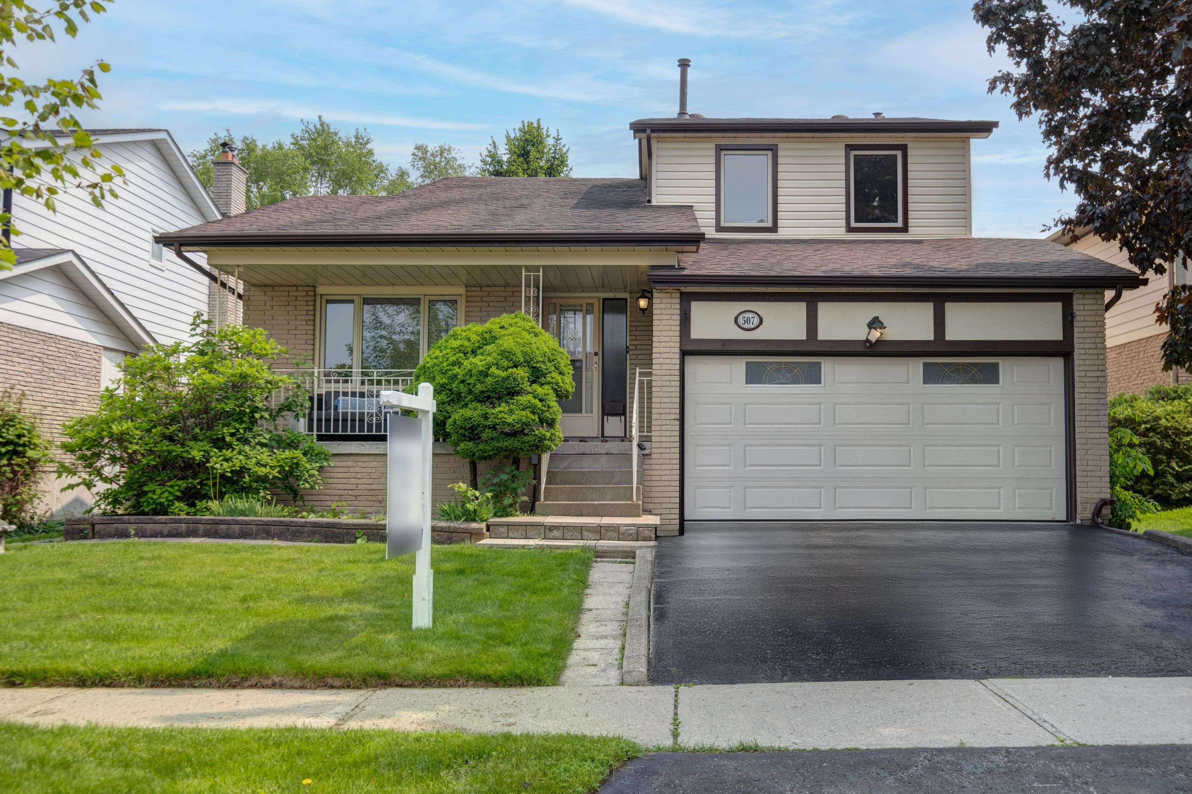 Pickering, ON L1W 3E7,507 Petticoat LN