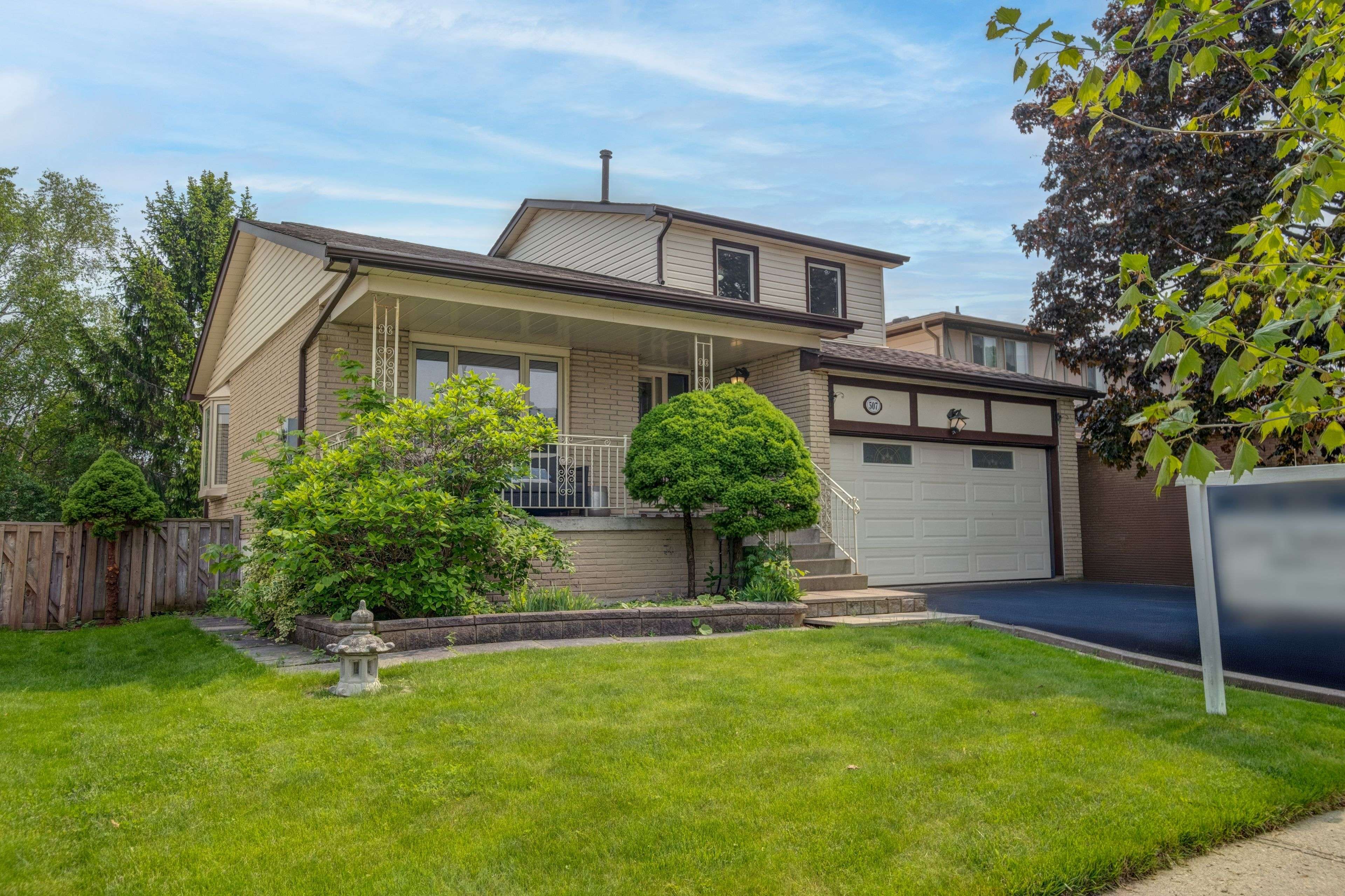Pickering, ON L1W 3E7,507 Petticoat LN