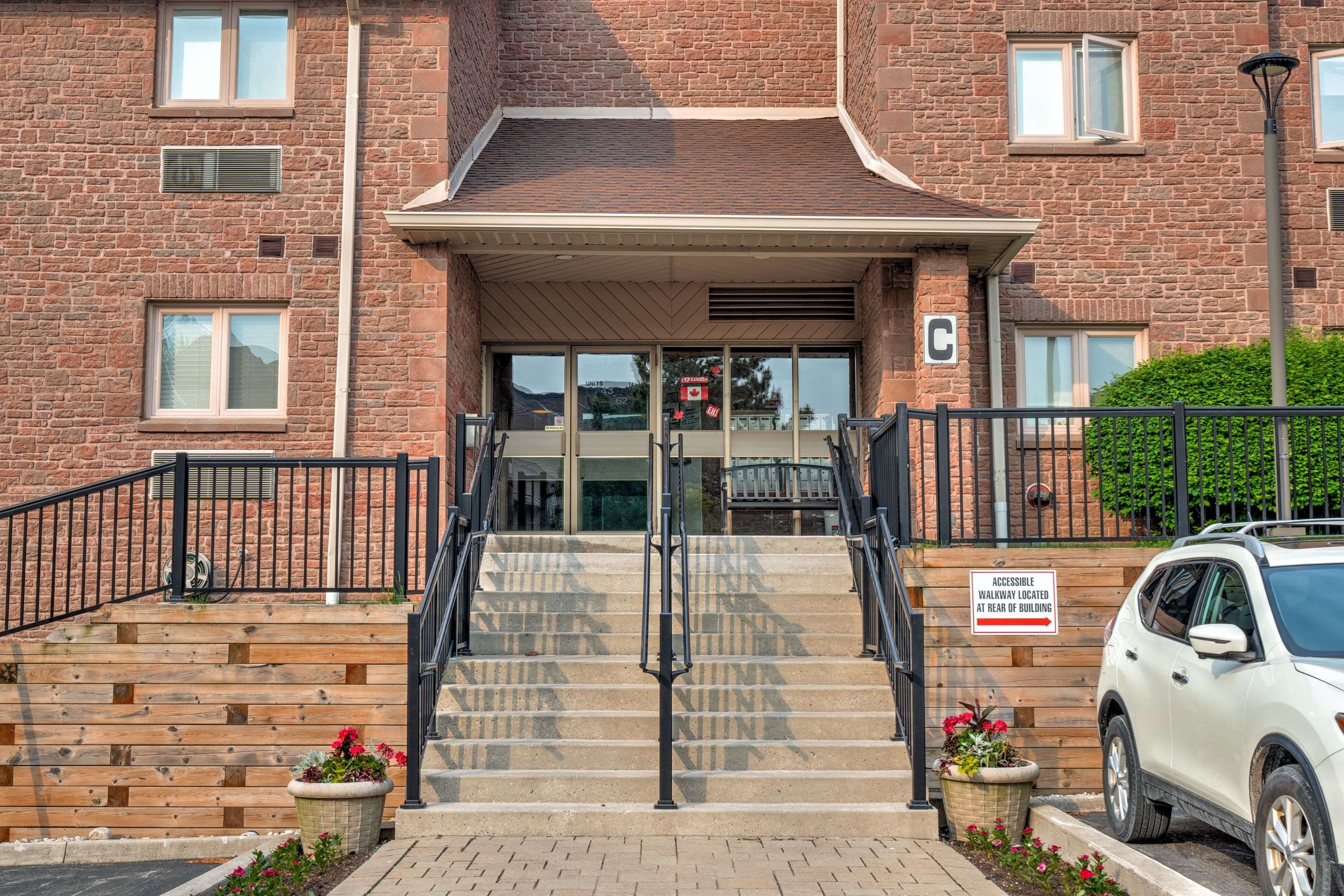 Burlington, ON L7M 3X5,3050 Pinemeadow DR #55