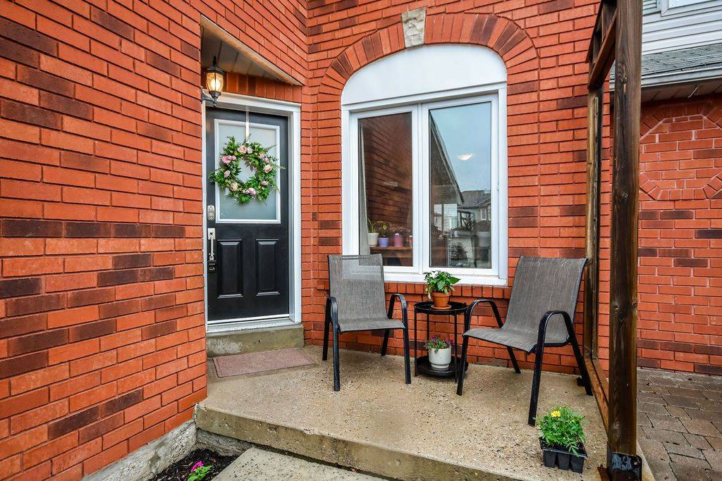 Innisfil, ON L9S 1X7,1204 INNISWOOD ST