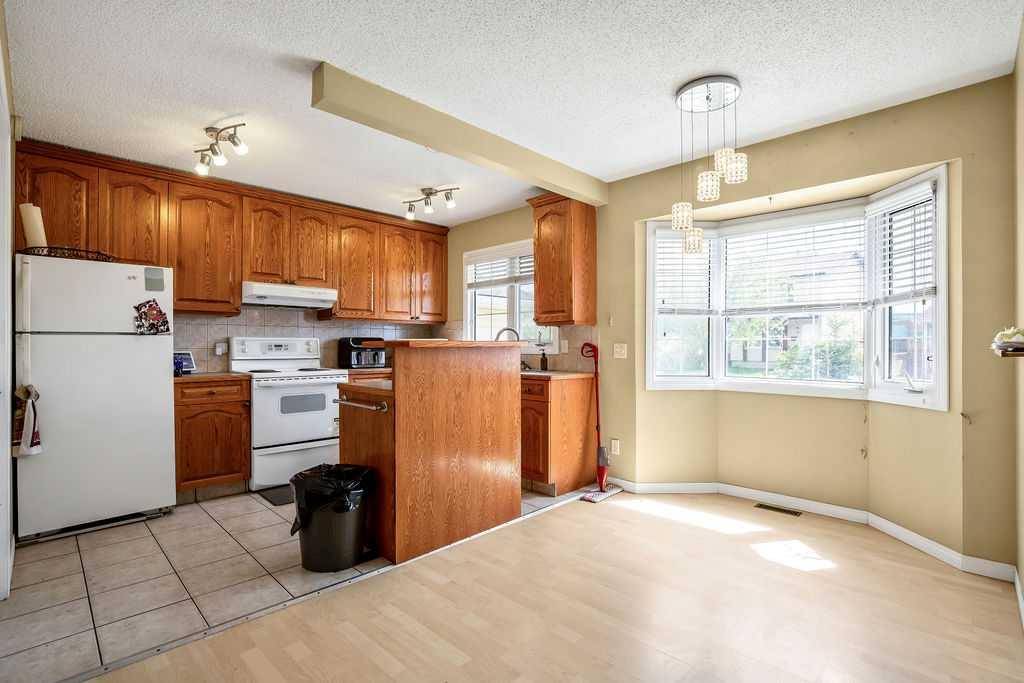 Calgary, AB T3J1N2,31 Castleglen CRES NE