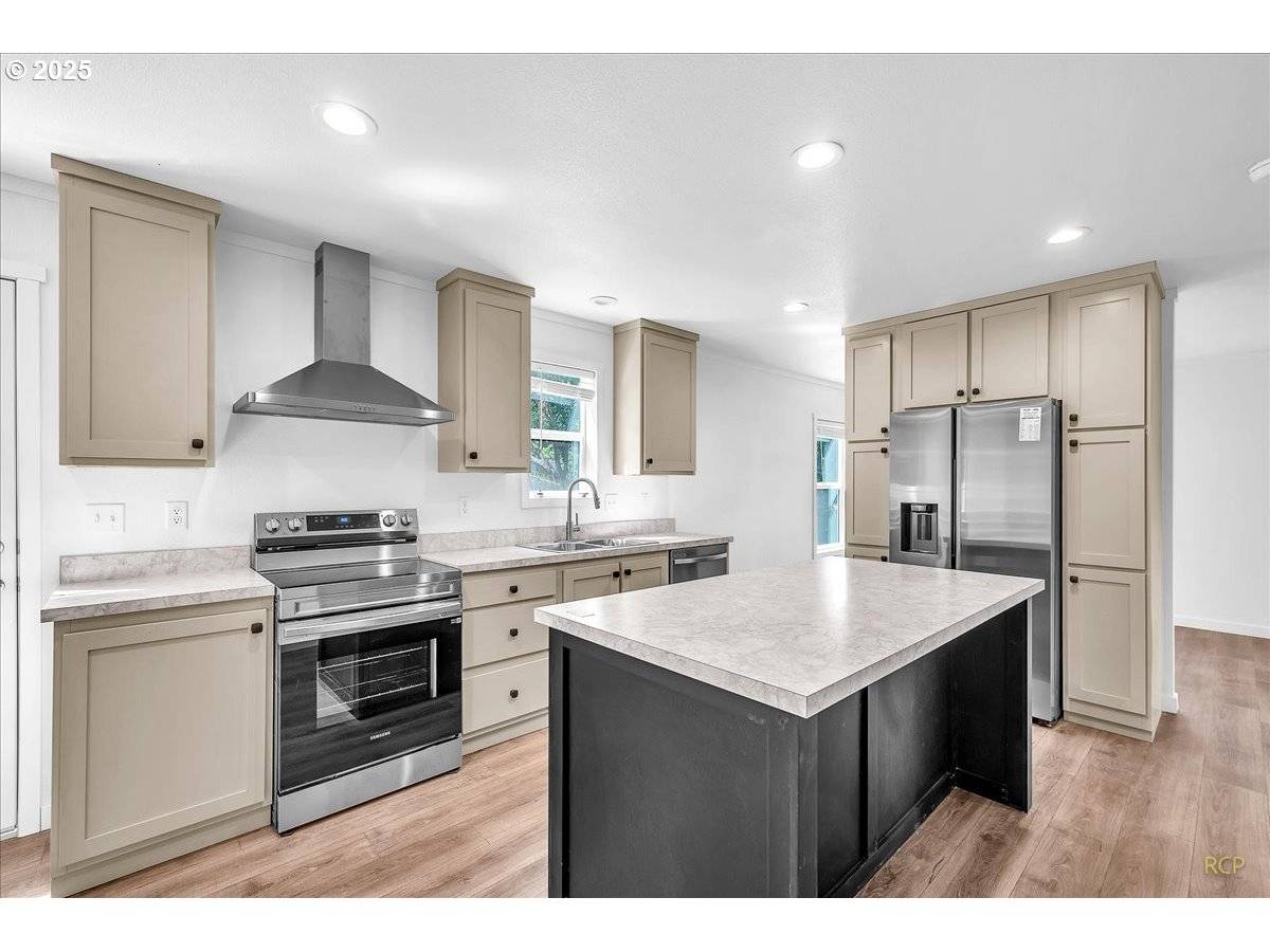 St Helens, OR 97051,144 S 6th ST