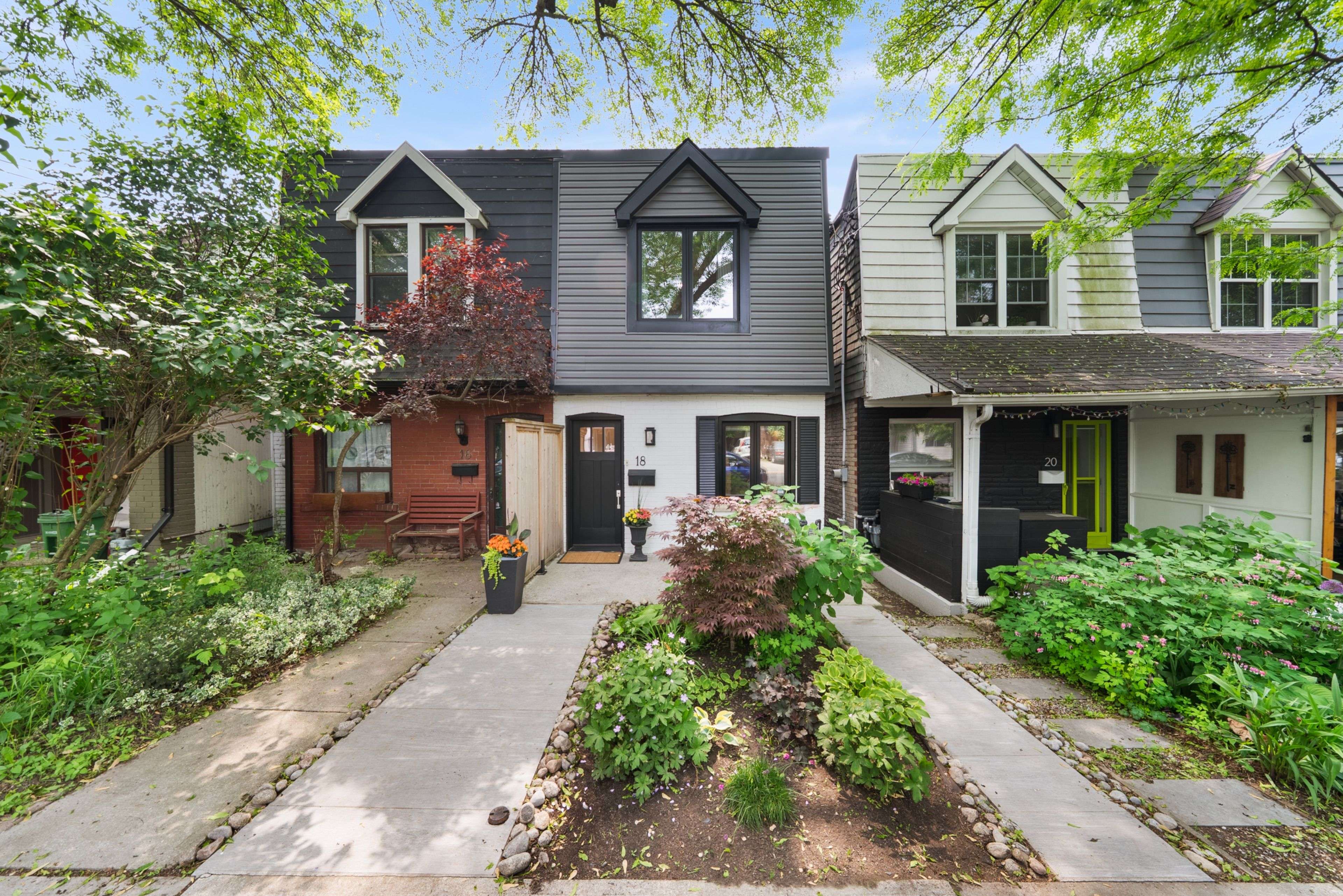 Toronto E01, ON M4L 2M2,18 Alton AVE