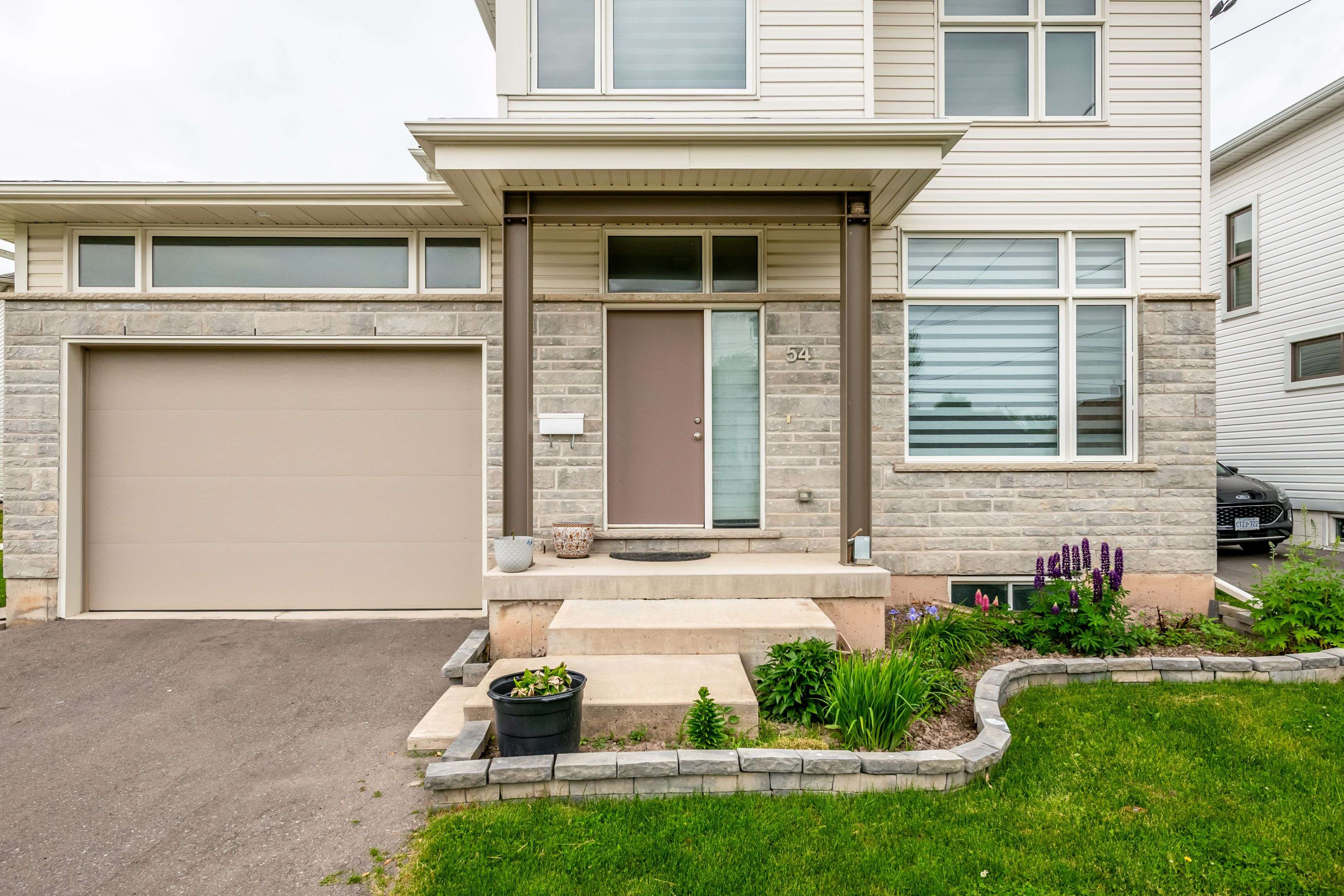 Welland, ON L3C 5N2,54 St George ST