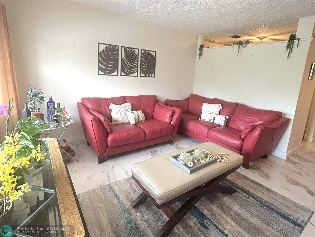Hallandale Beach, FL 33009,900 SW 10th Ter #S20