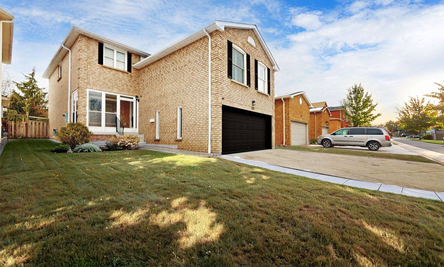 Mississauga, ON L5N 6E1,6521 Warbler LN