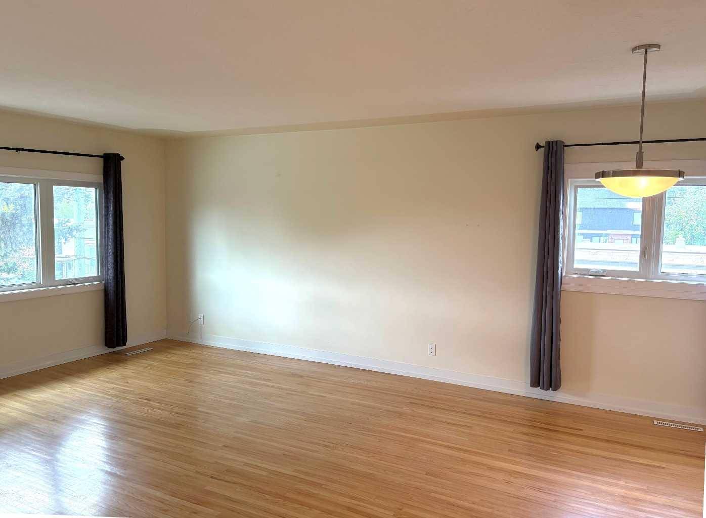 Calgary, AB T2M 1J2,2208 20 AVE NW #1-6