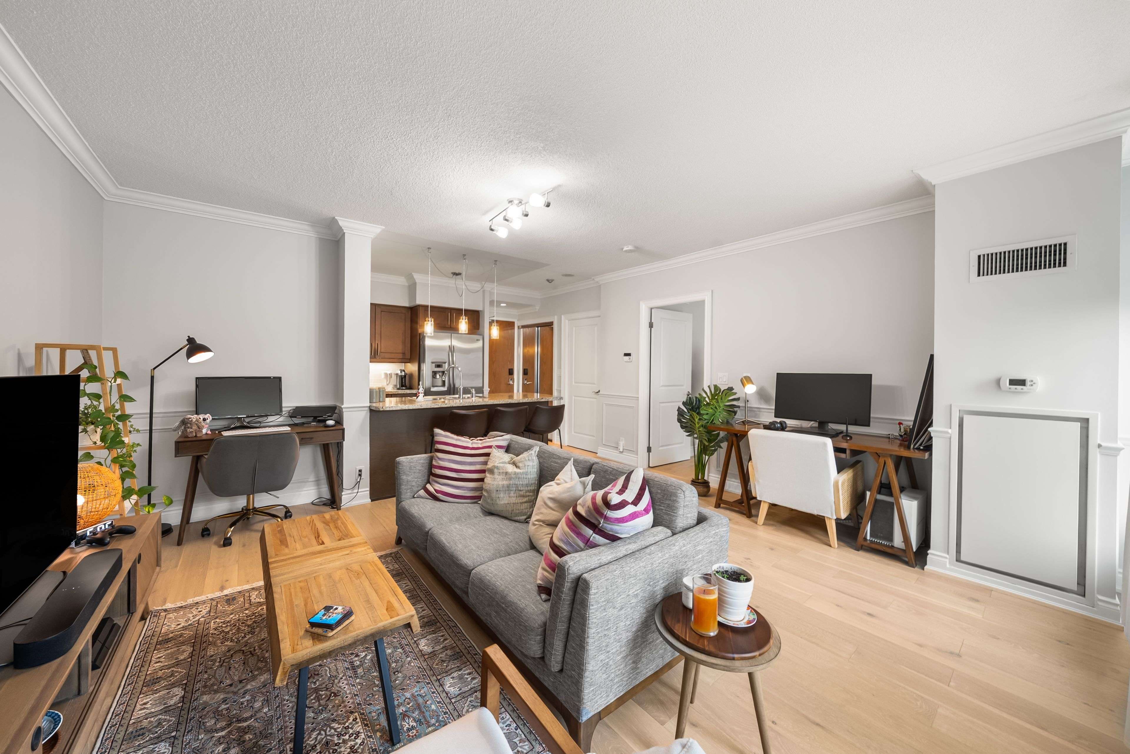 Toronto W01, ON M6S 1A4,1900 Lakeshore BLVD W #202