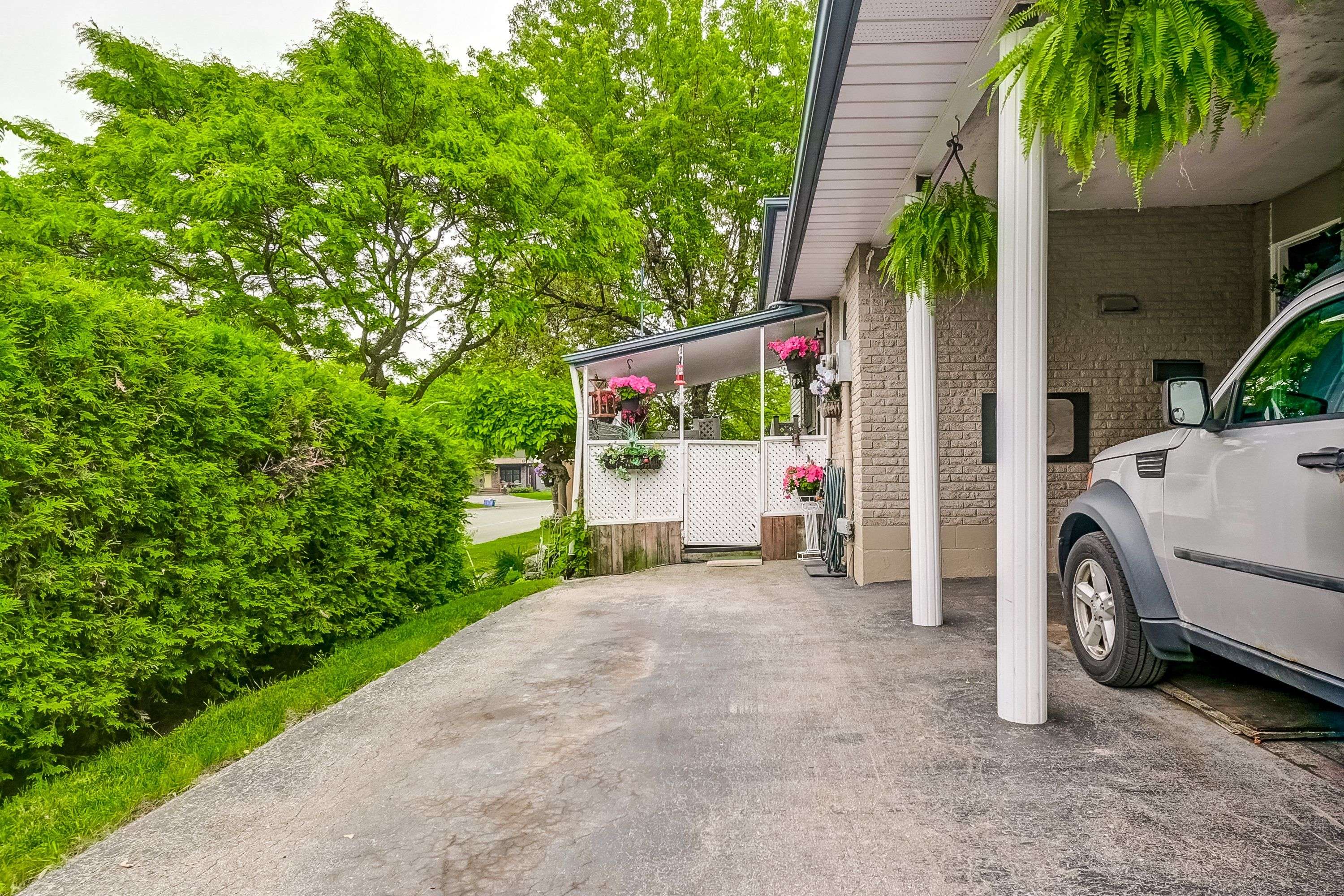 Burlington, ON L7P 3S5,2034 Canning CT