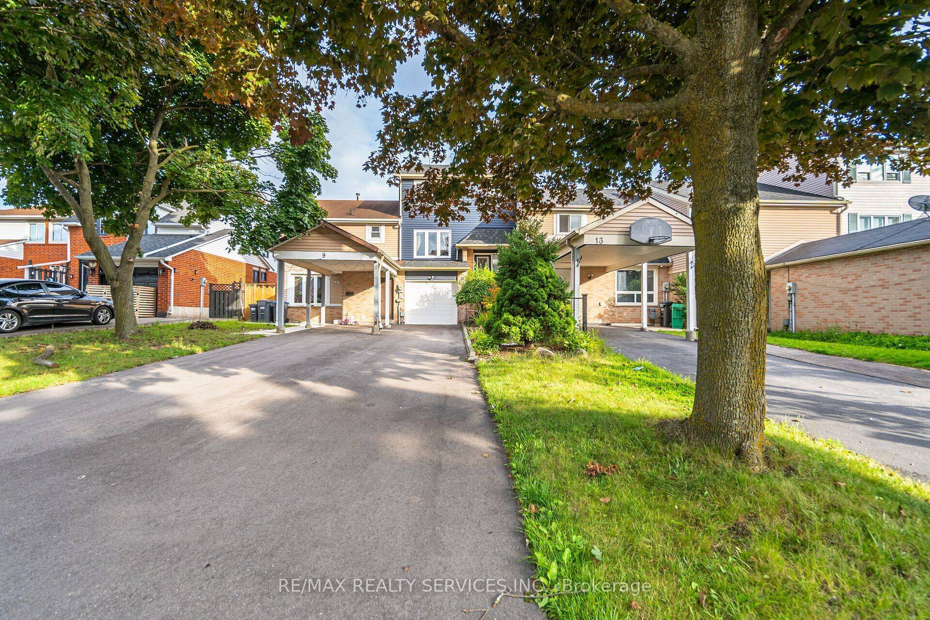 Brampton, ON L6Z 1J2,11 Courtleigh SQ