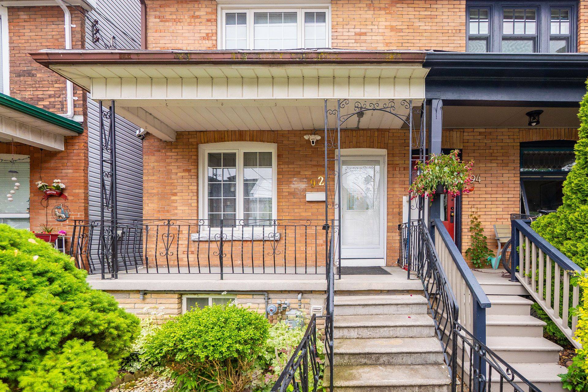 Toronto C01, ON M6J 2P4,92 Bellwoods AVE