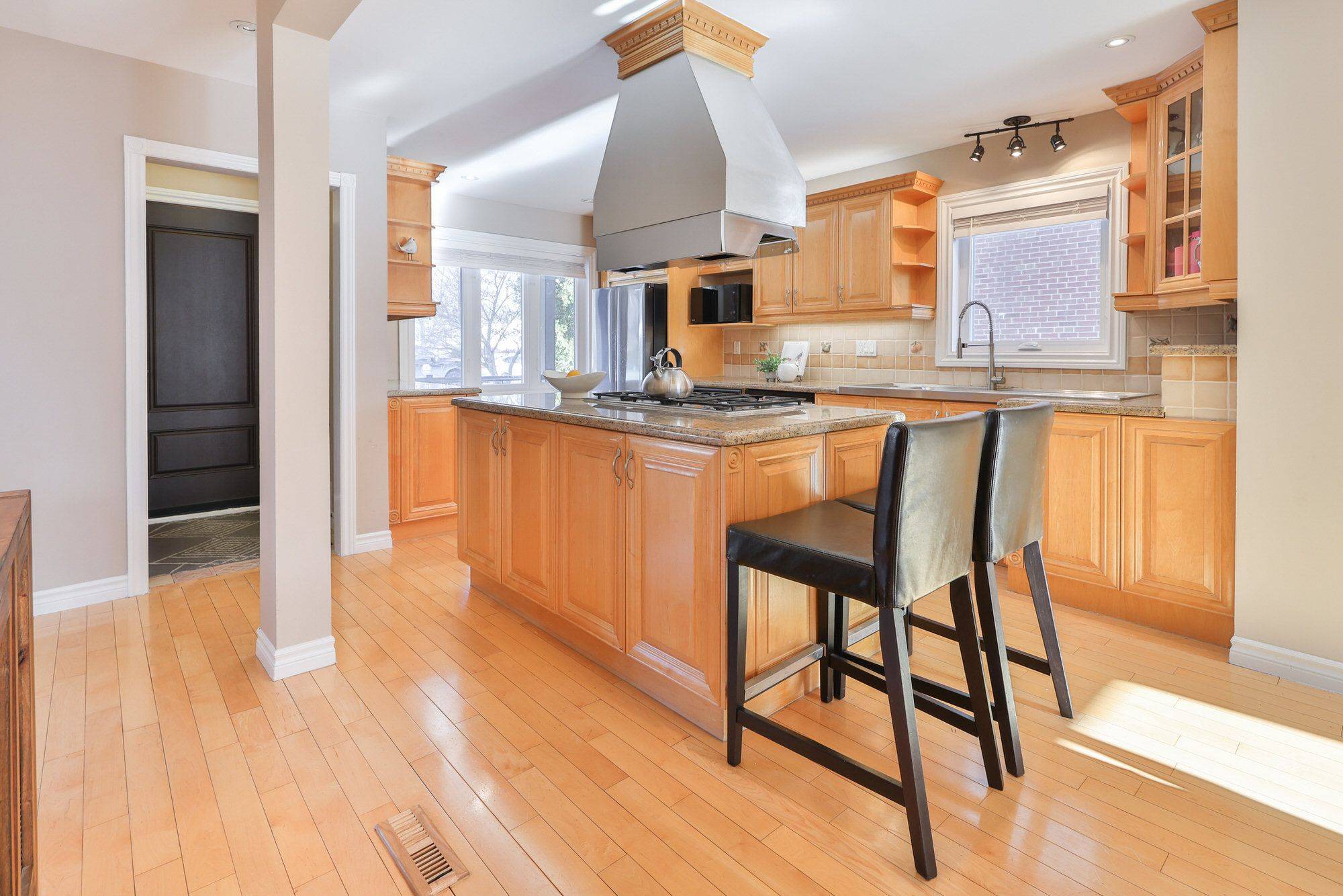 Mississauga, ON L5E 2N6,1472 Myron DR