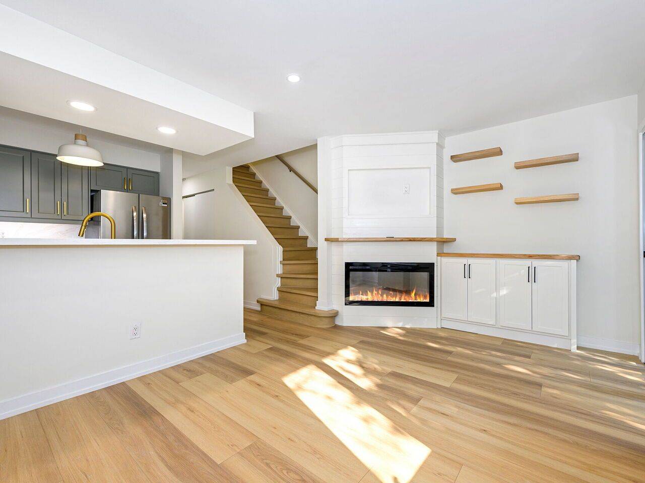 Toronto C01, ON M5V 3C9,801 King ST W ##12 B