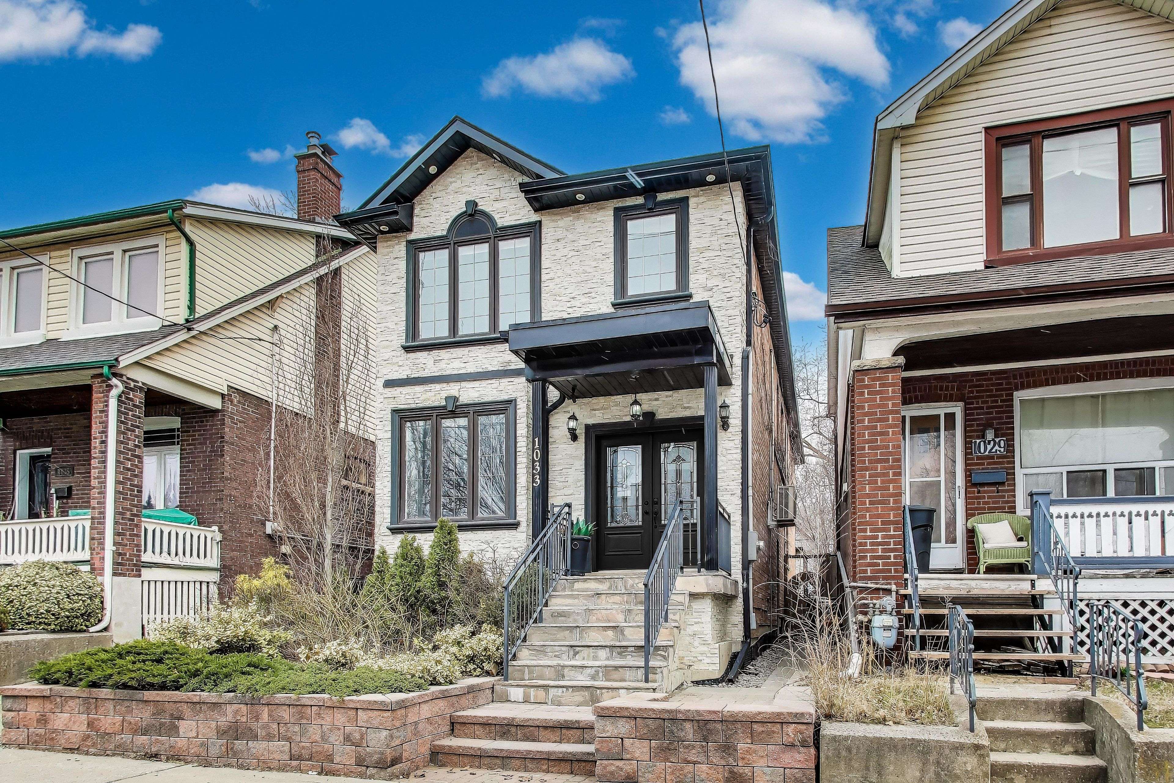 Toronto E03, ON M4C 4C2,1033 Woodbine AVE #Upper