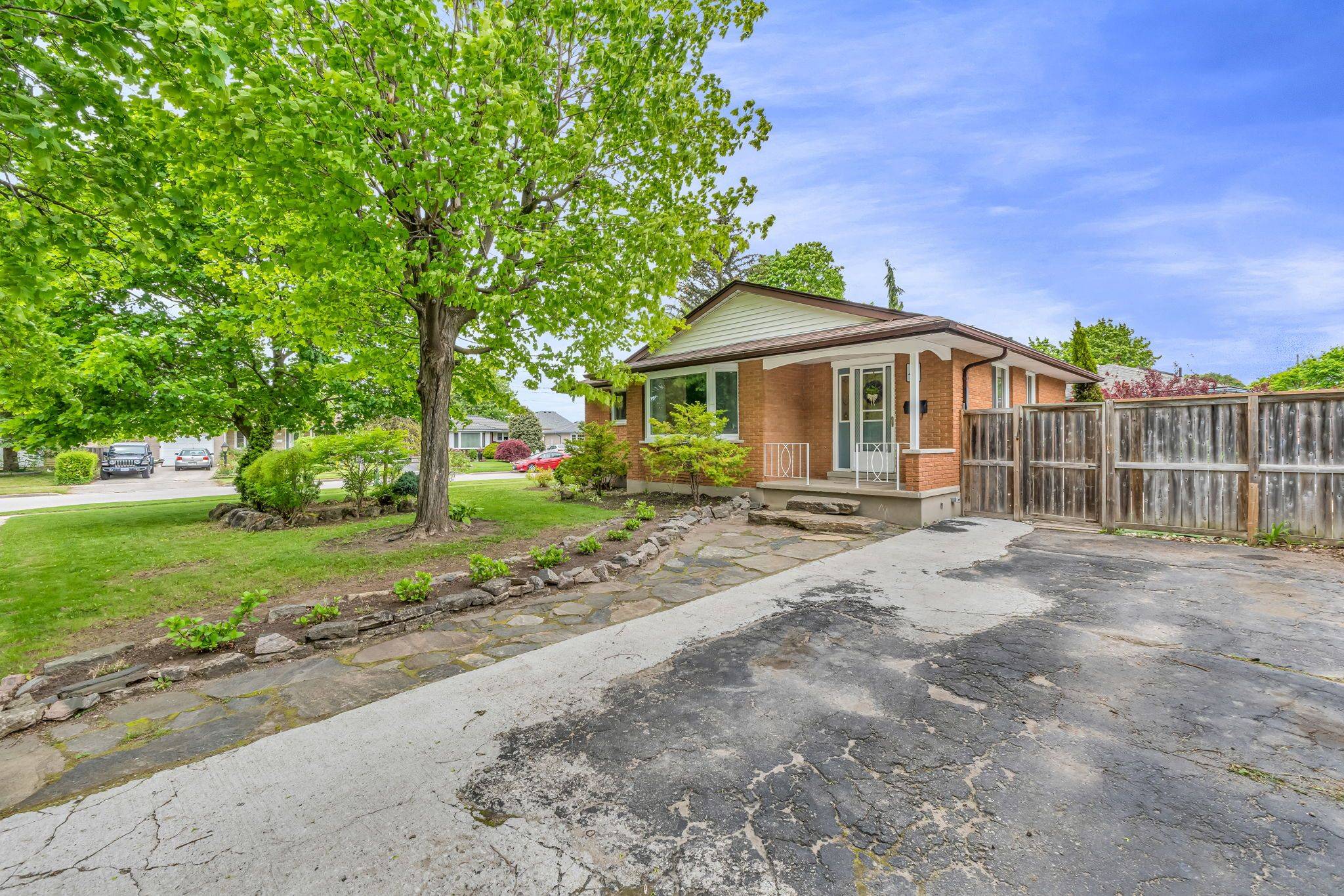 Guelph, ON N1E 3K5,4 BLACKBIRD CRES