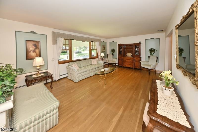 Paramus Boro, NJ 07652,10 Lyncrest Dr