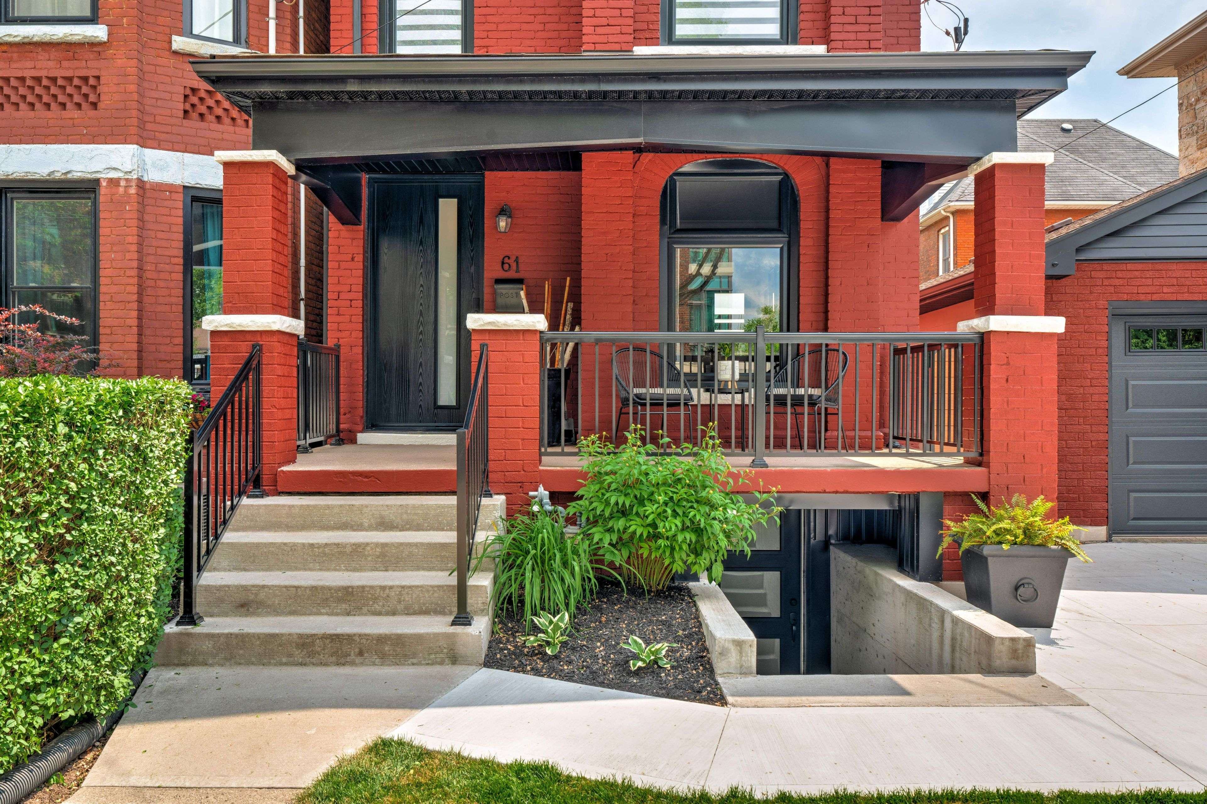 Hamilton, ON L8L 1B4,61 Murray ST W