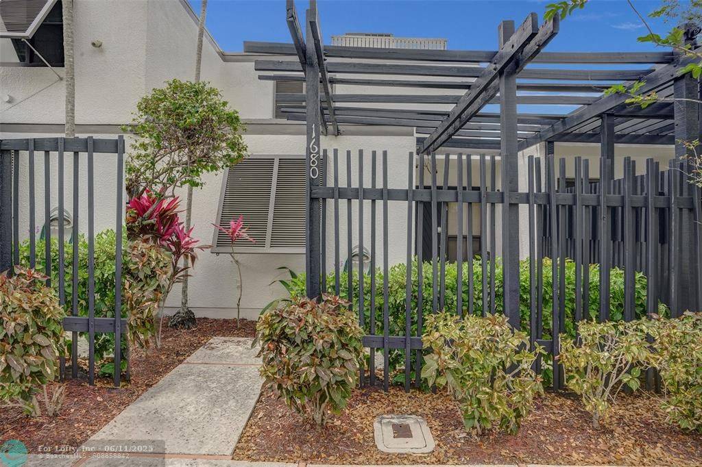Pembroke Pines, FL 33026,1680 W Golfview Dr  #1680