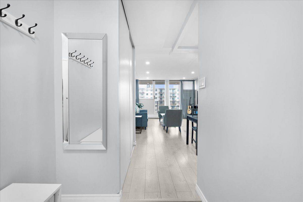 Burlington, ON L7T 3Z7,975 WARWICK CT #806