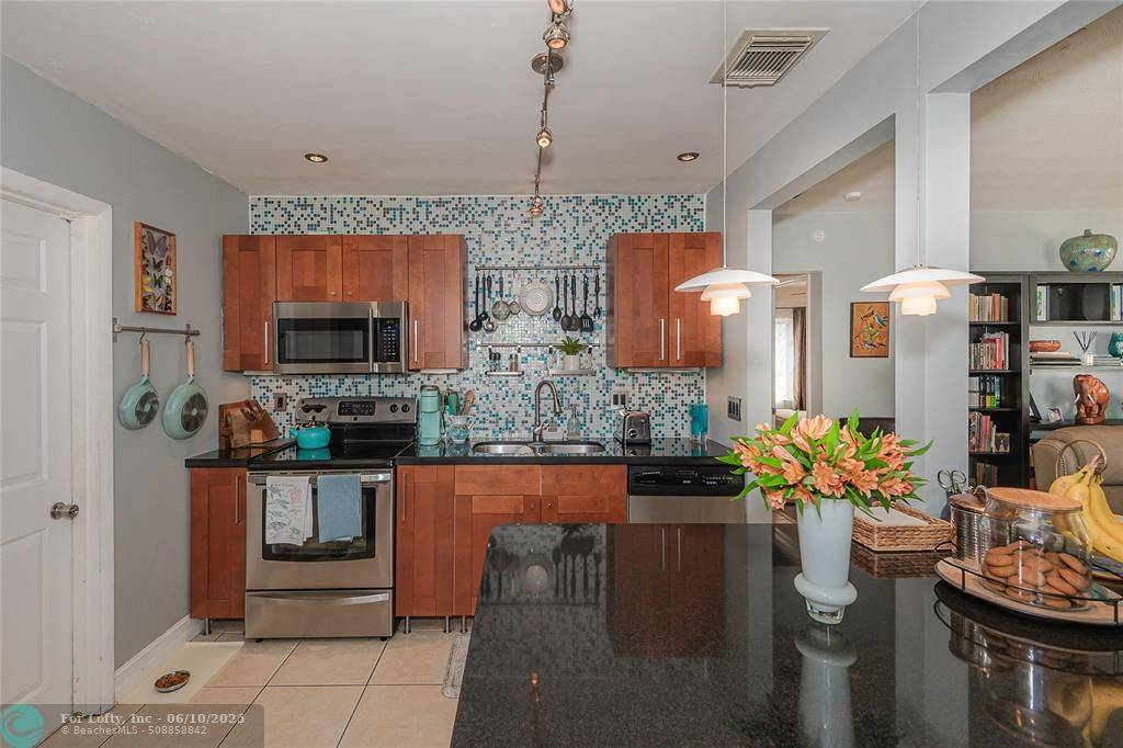 Hollywood, FL 33020,2415 Thomas St