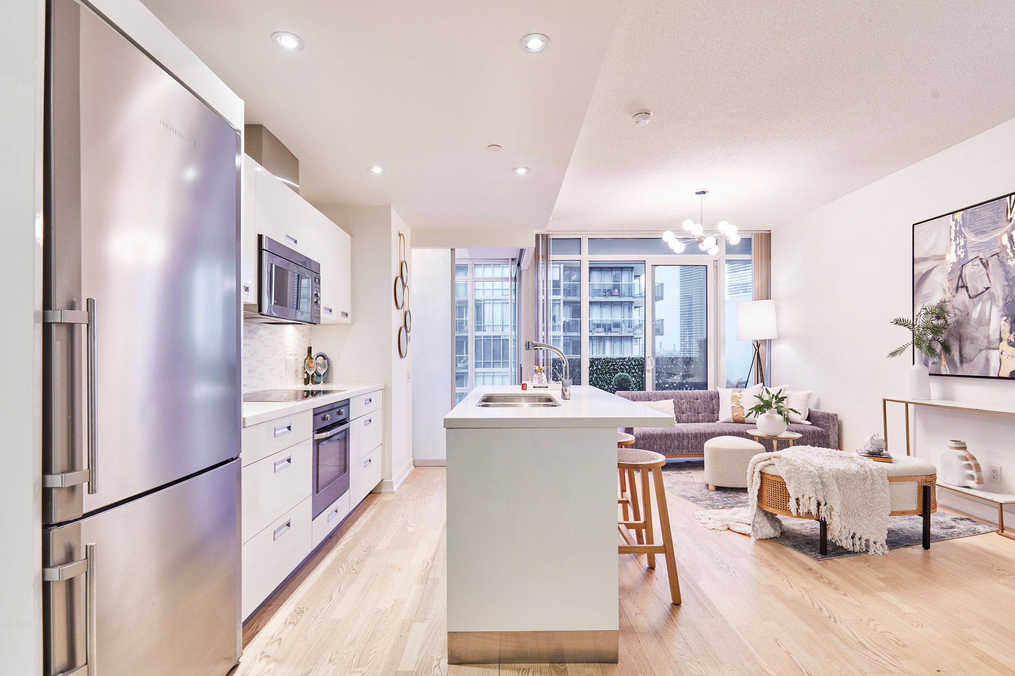 Toronto W06, ON M8Y 0B5,88 Park Lawn RD #1210