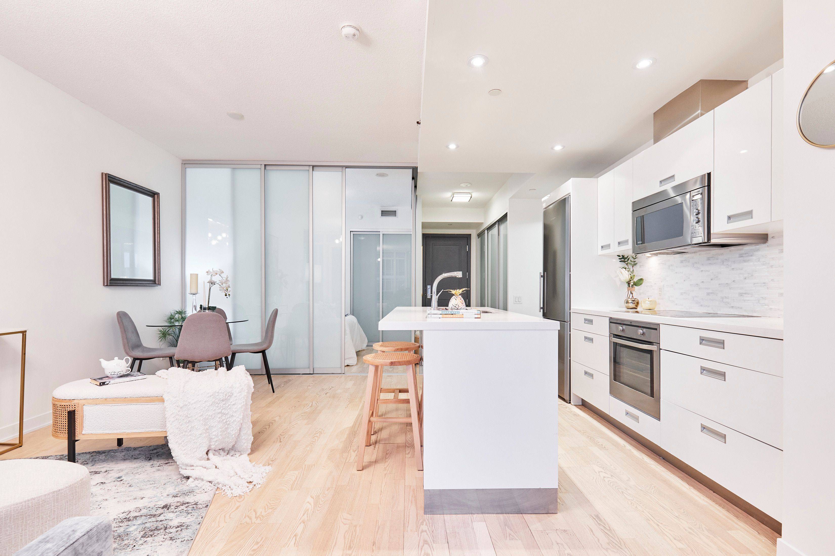 Toronto W06, ON M8Y 0B5,88 Park Lawn RD #1210