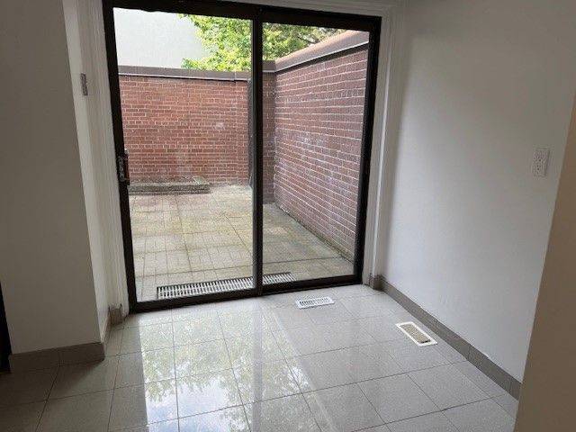 Toronto C12, ON M2L 2T9,396 Woodsworth RD #60