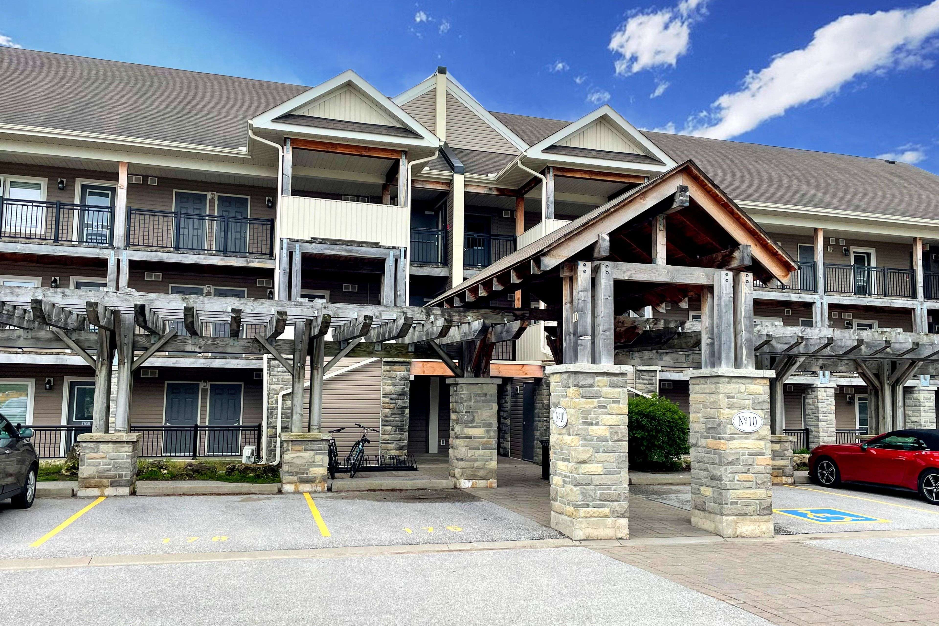 Collingwood, ON L9Y 0X4,10 Brandy Lane DR #105