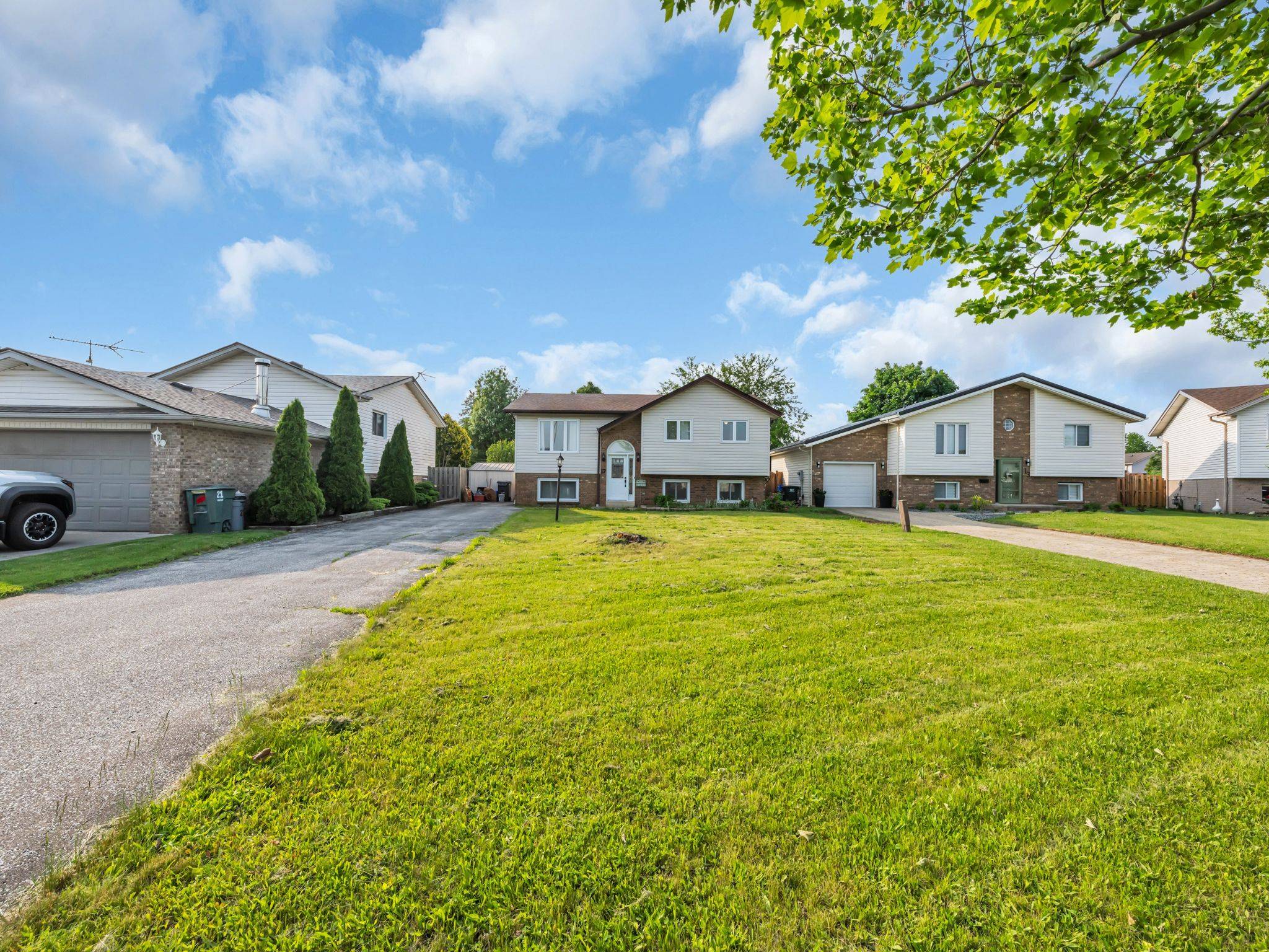 Amherstburg, ON N9V 3X6,17 Mediterranean AVE