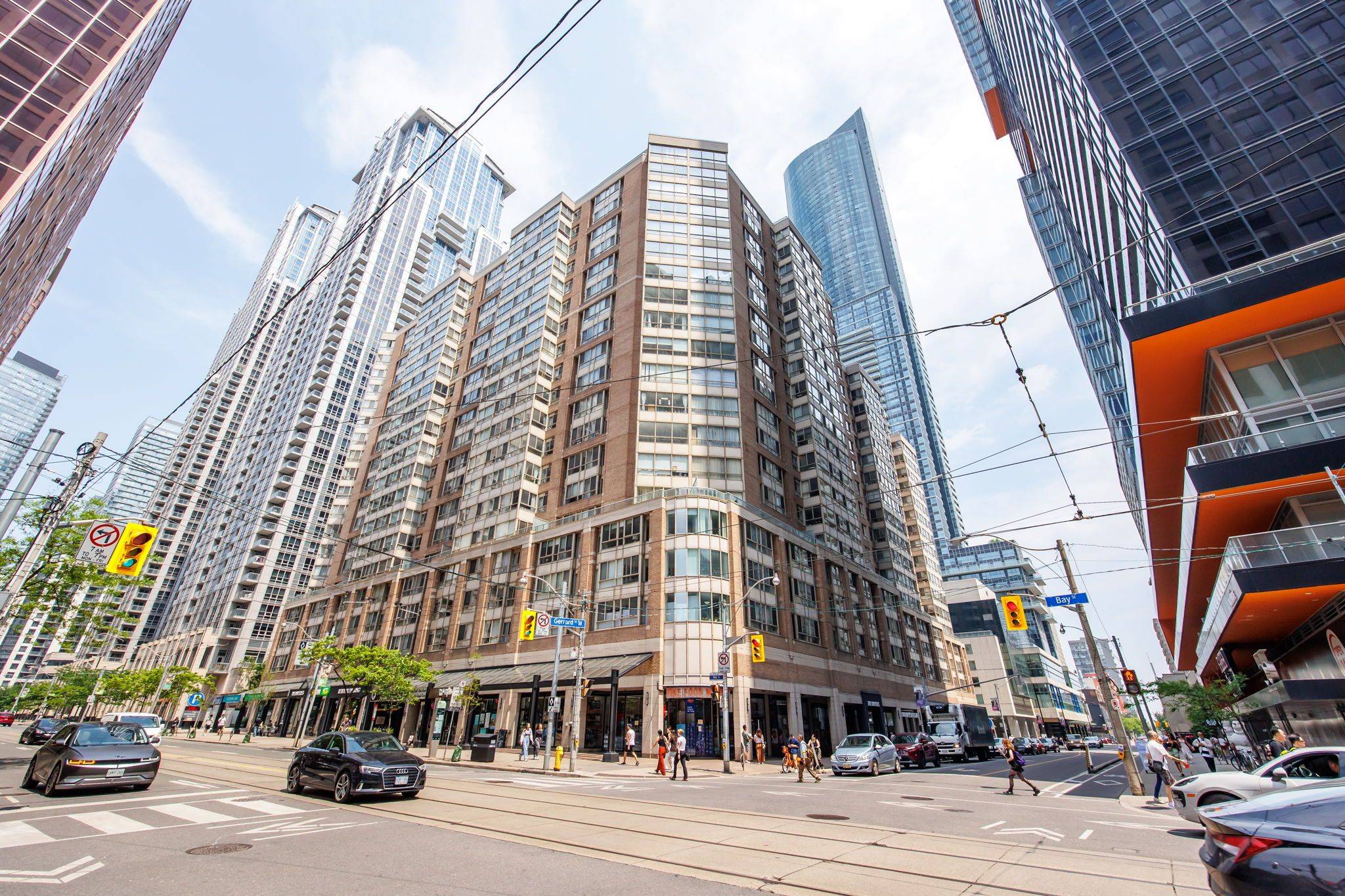 Toronto C01, ON M5G 2J8,711 Bay ST #817