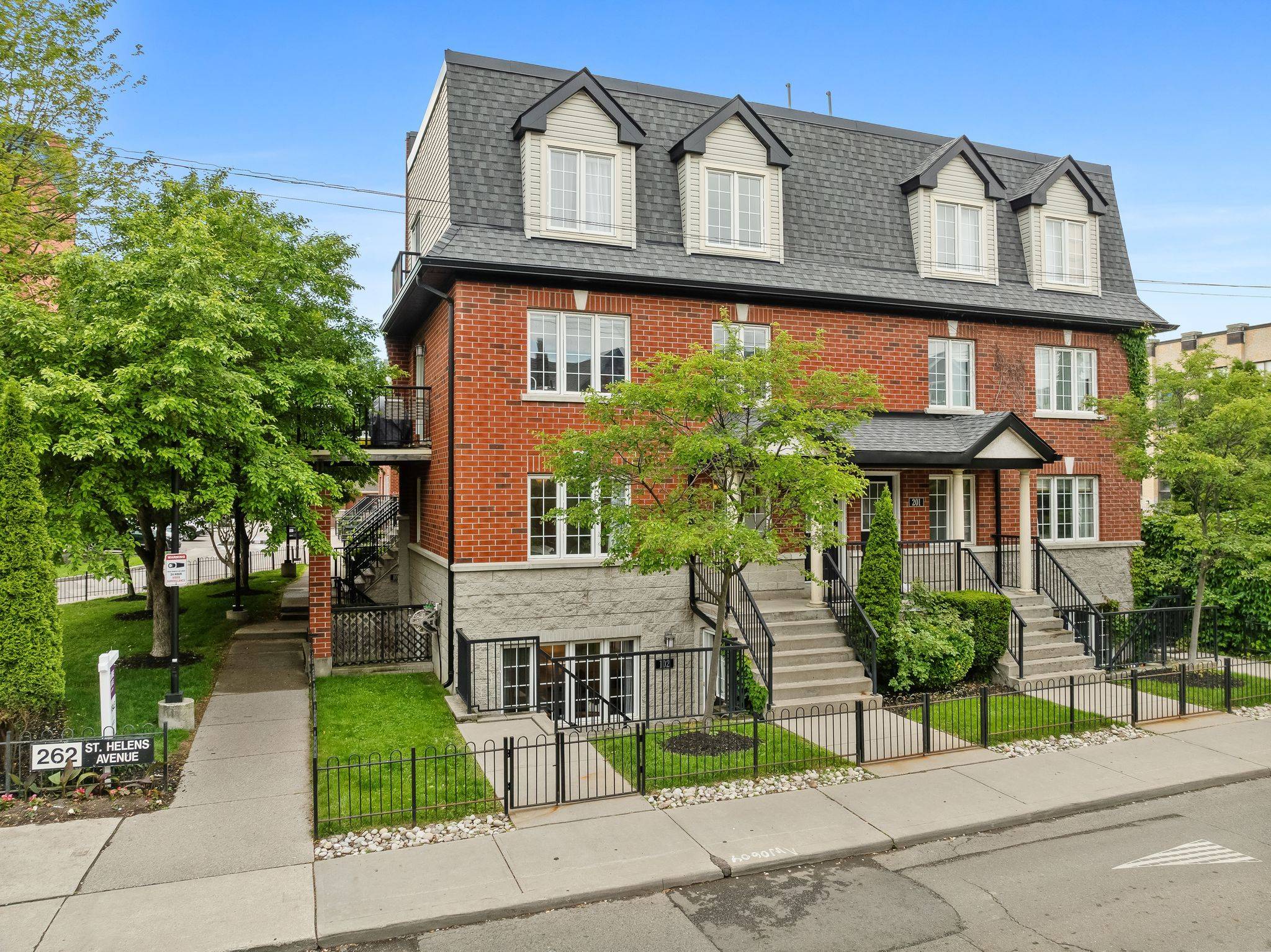 Toronto C01, ON M6H 4A4,262 St. Helen's AVE #102