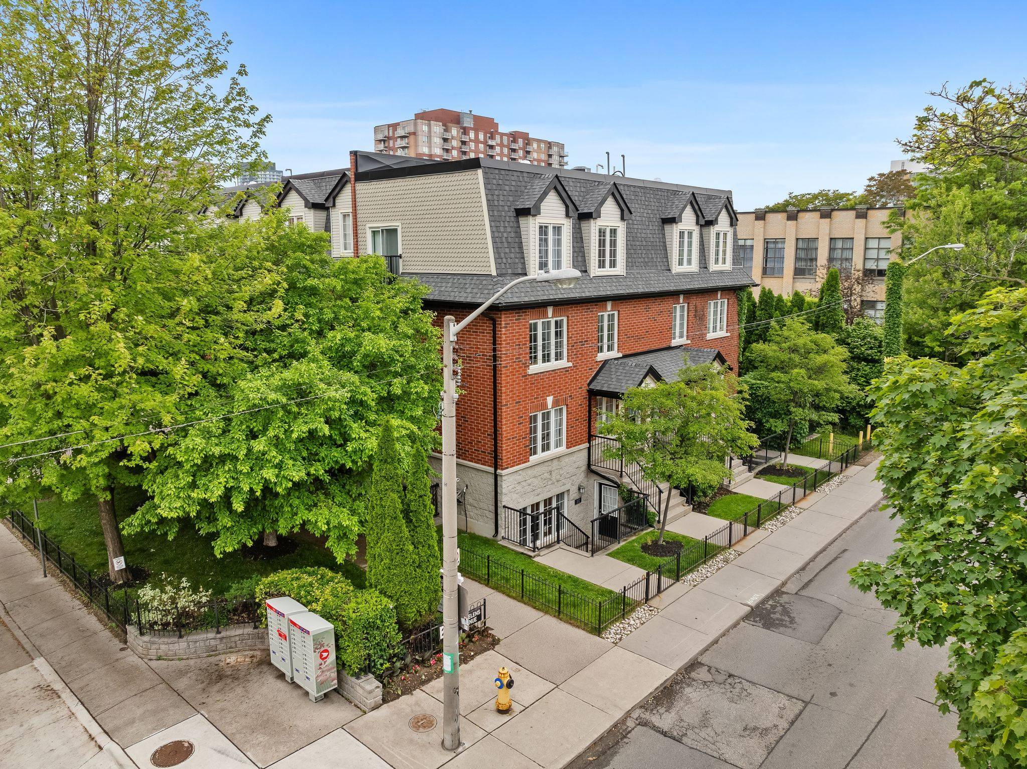 Toronto C01, ON M6H 4A4,262 St. Helen's AVE #102