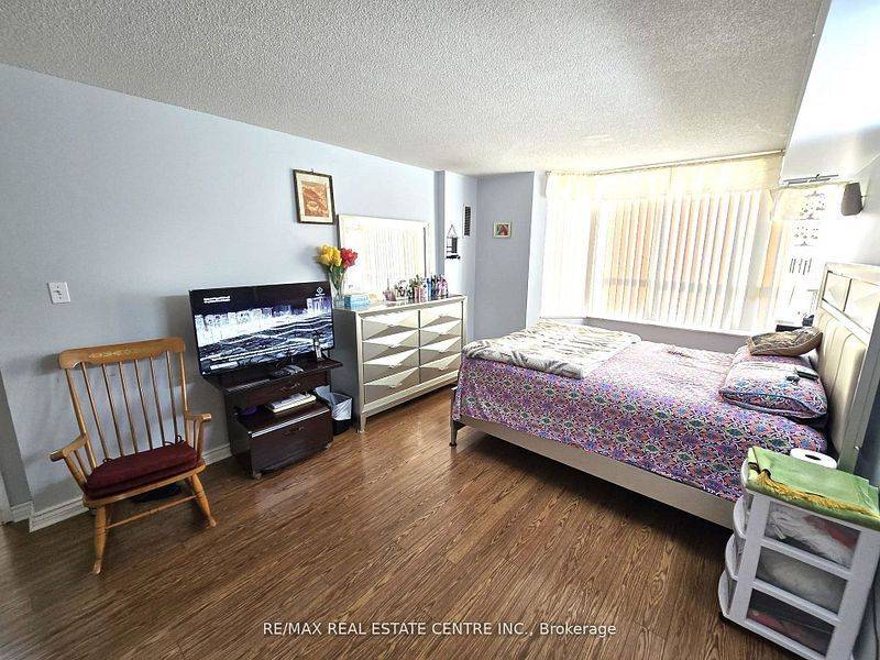 Brampton, ON L6Y 4S5,30 Malta AVE #303