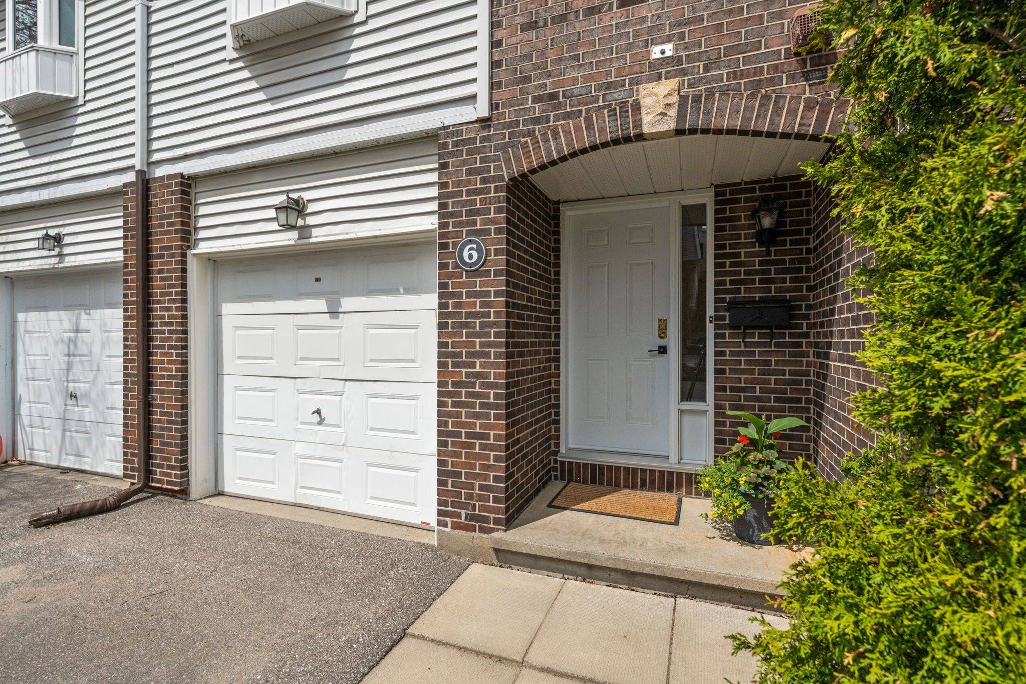 Kanata, ON K2L 3T2,6 Almond LN