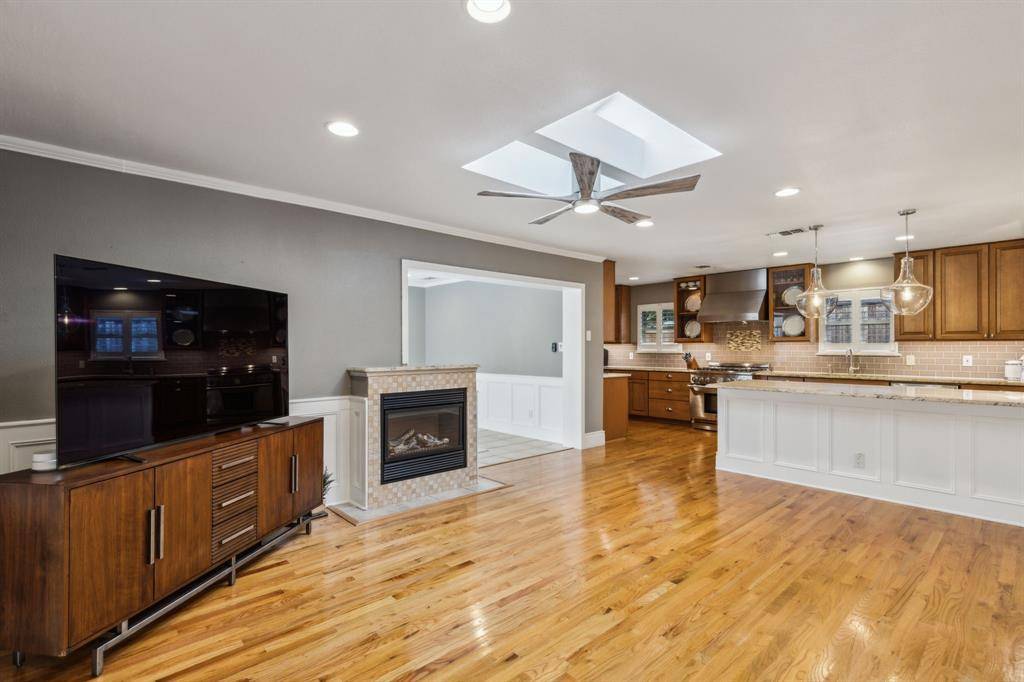 Dallas, TX 75238,9840 Crestwick Drive