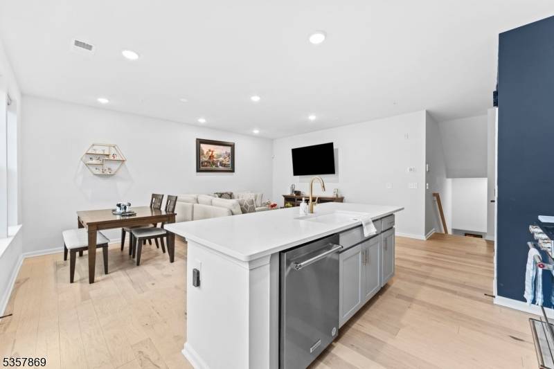 Somerville Boro, NJ 08876,16 Sternadori Rd