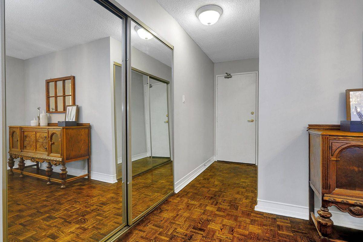 Vanier And Kingsview Park, ON K1L 8E7,158A McArthur AVE #1005