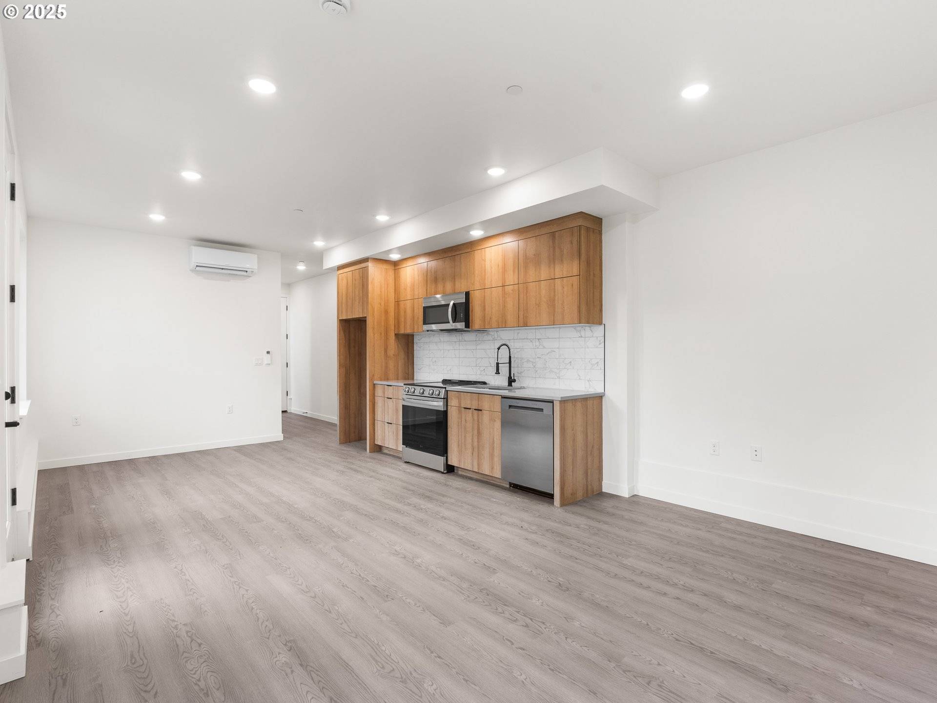 Portland, OR 97213,1323 NE 46th AVE #4