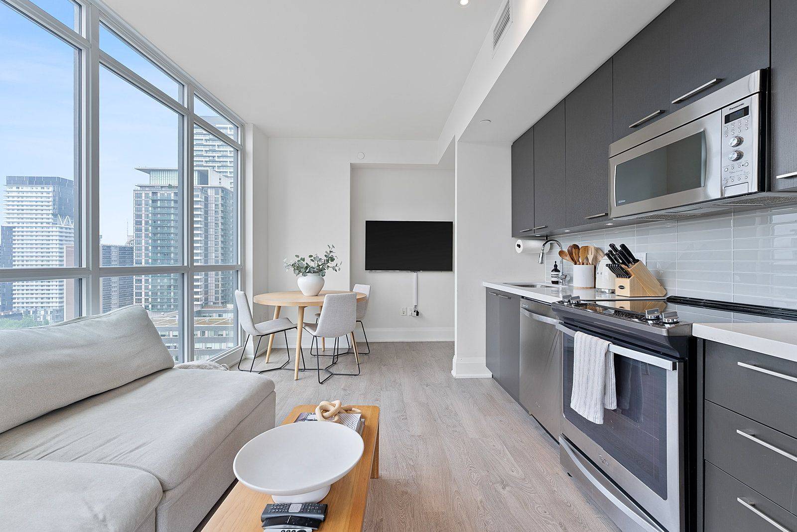 Toronto C10, ON M4P 1R2,30 Roehampton AVE #1505