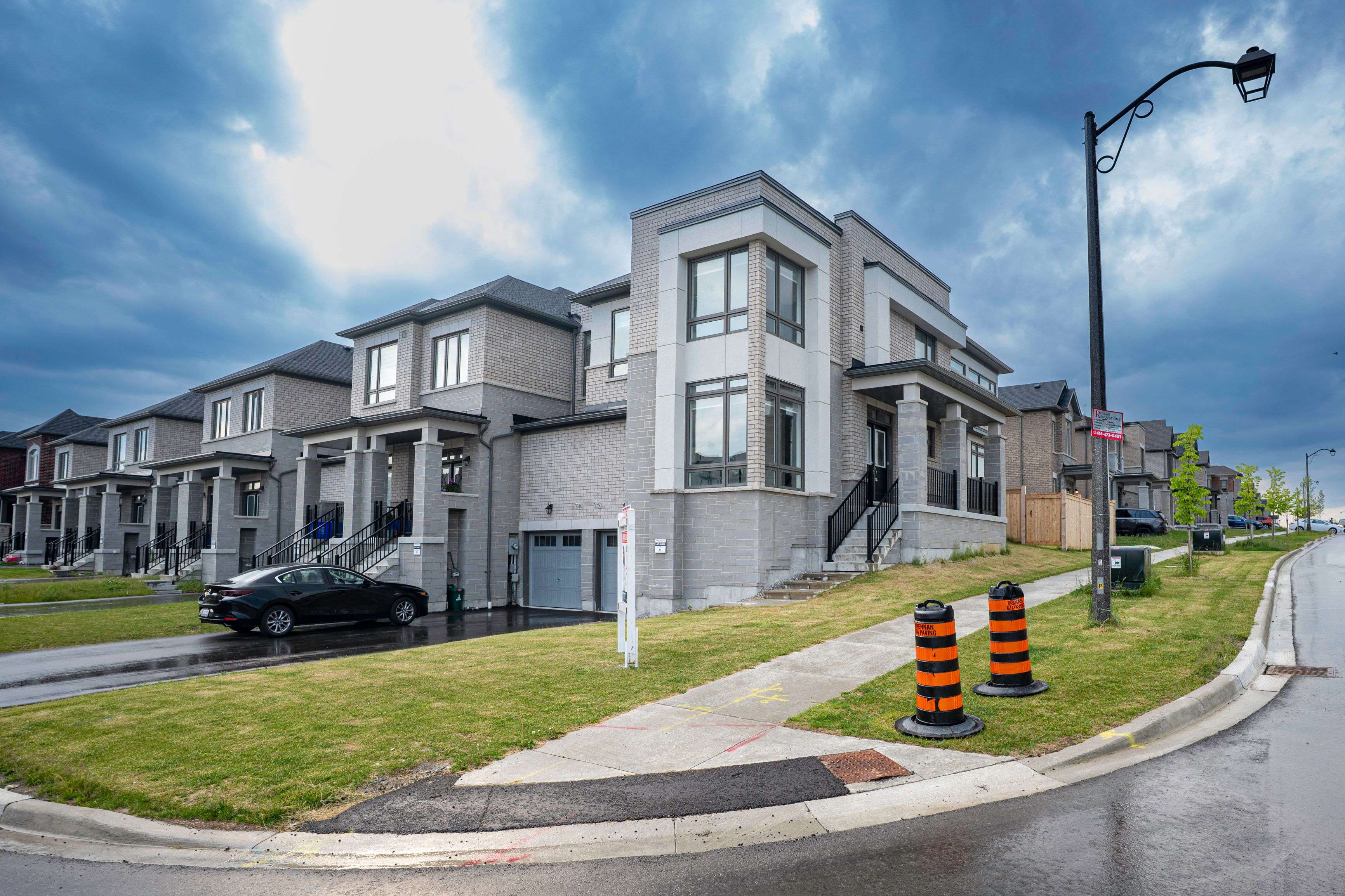 Oshawa, ON L1H 8L7,1250 Rexton DR