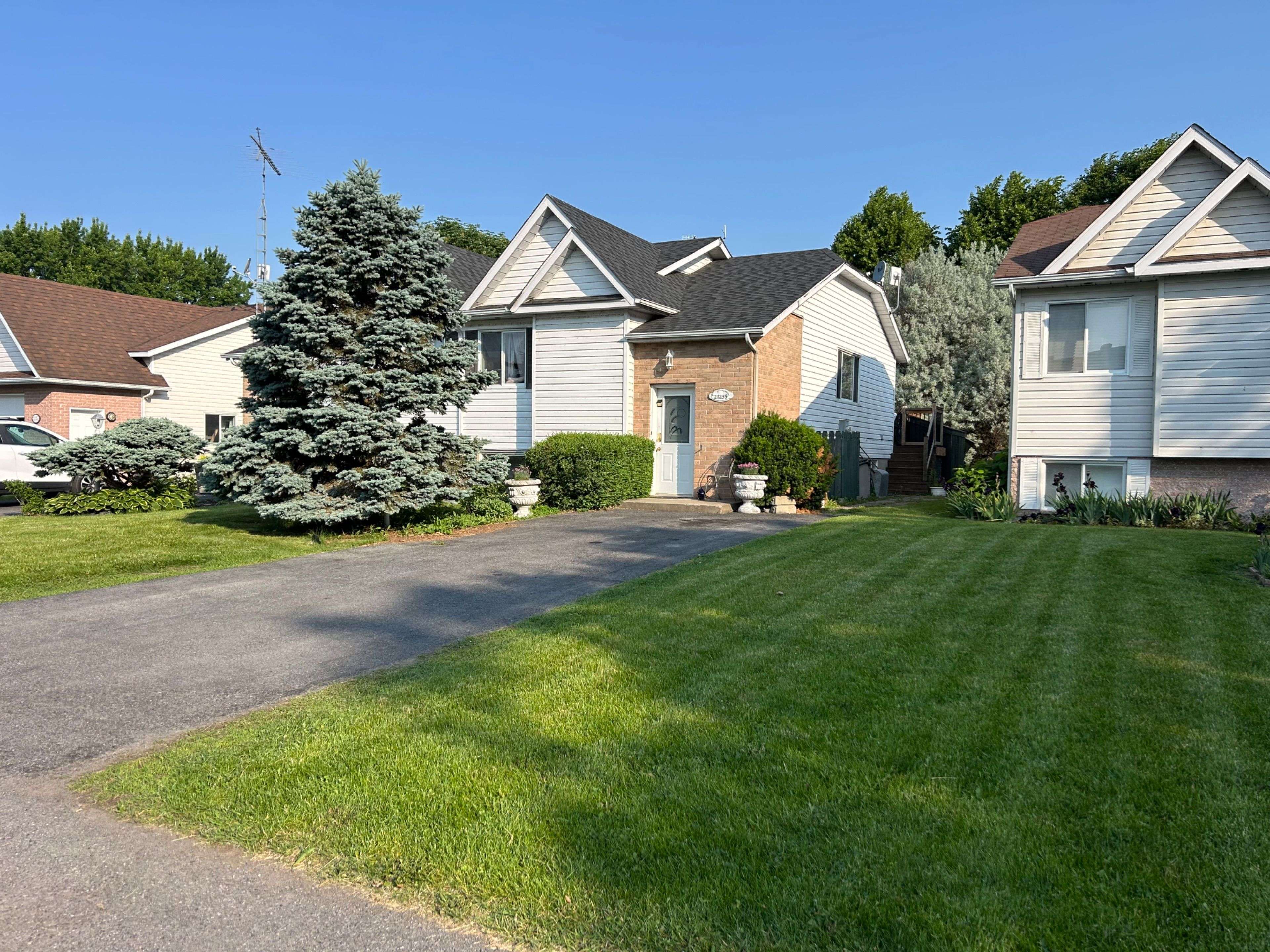 South Glengarry, ON K0C 1E0,21255 Mc Naughton CT