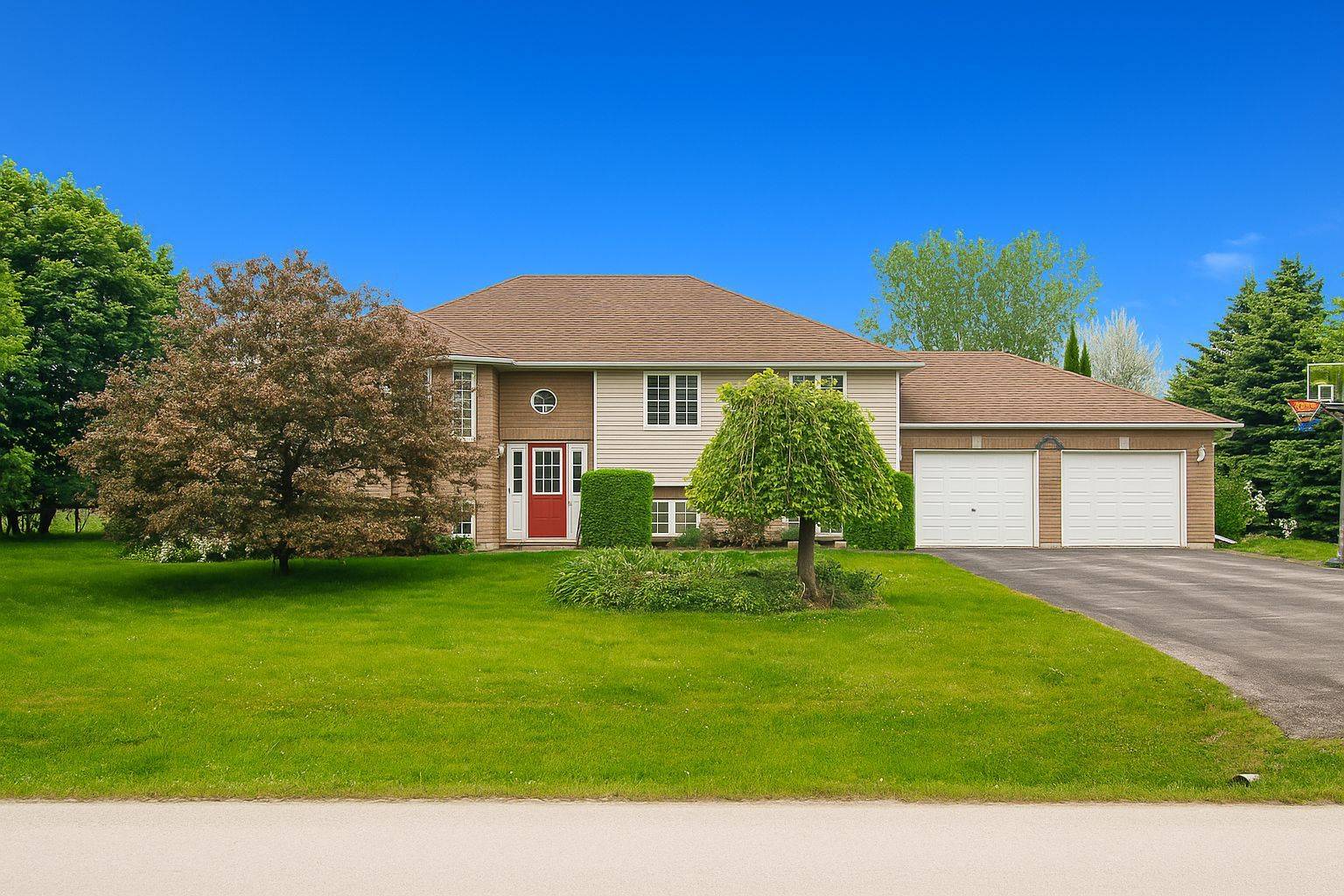 Clearview, ON L0M 1P0,26 Blackburn AVE
