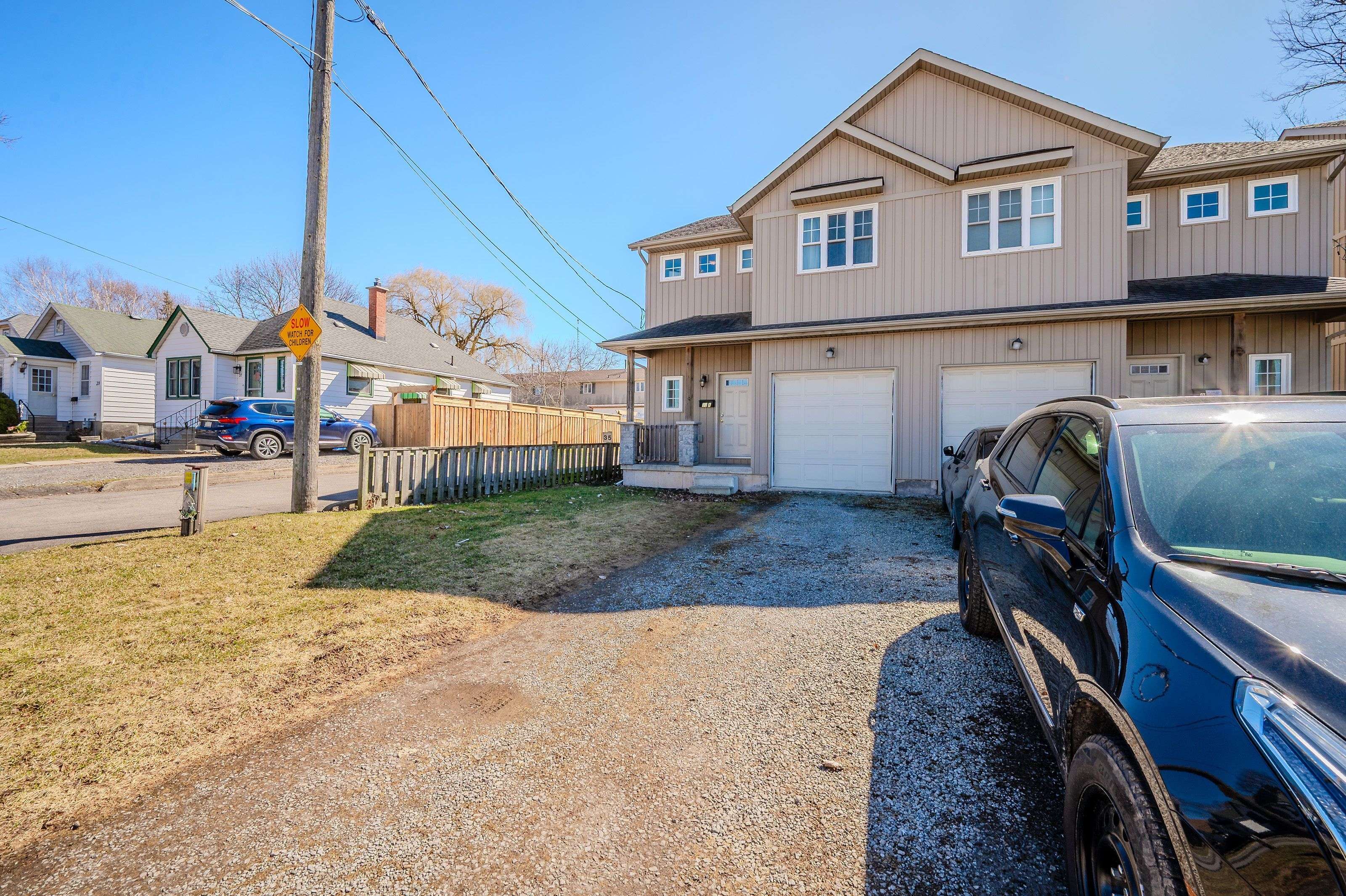 St. Catharines, ON L2T 1C9,33B Pinecrest AVE