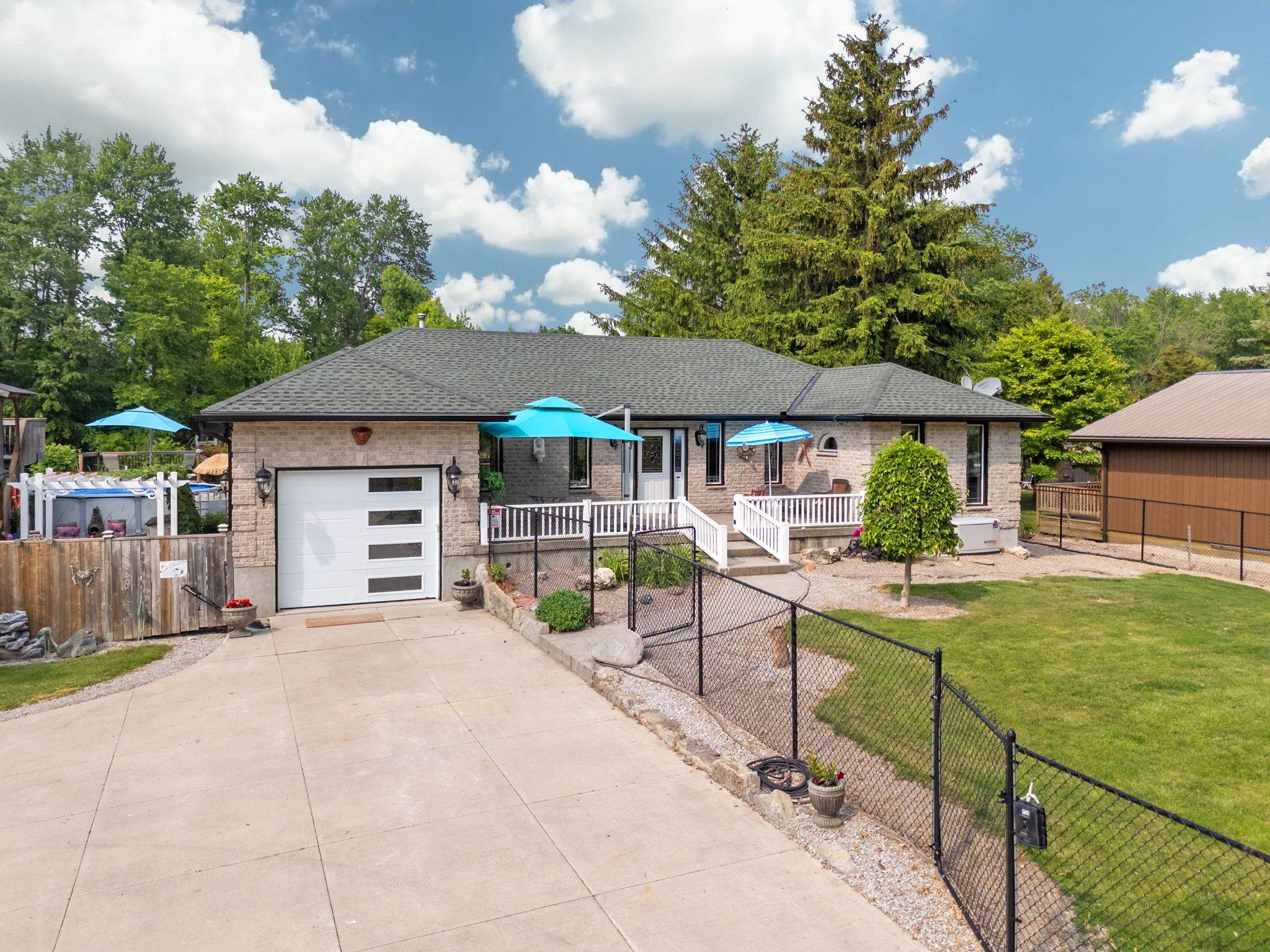 Lambton Shores, ON N0M 2N0,8458 Lazy LN