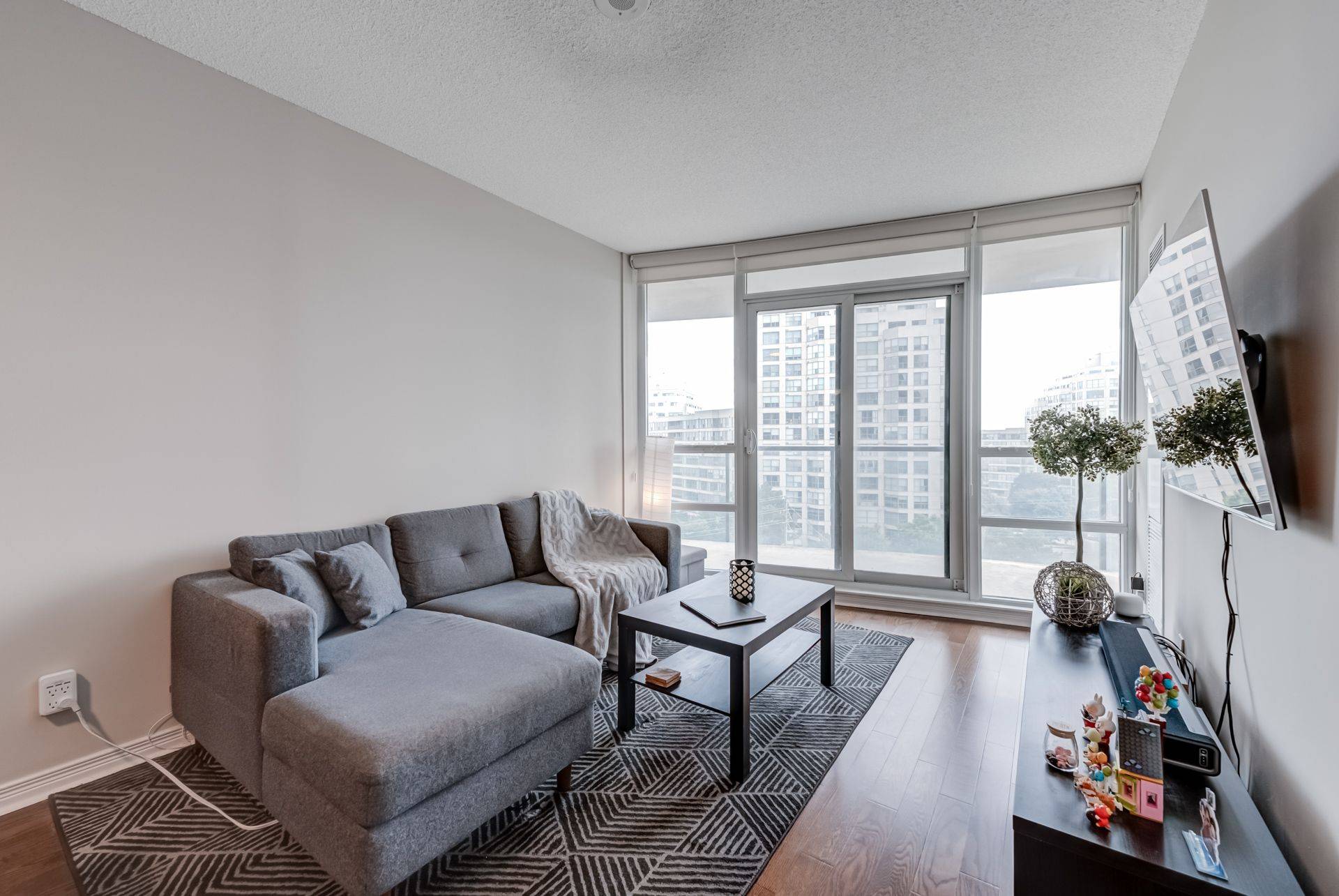 Toronto W06, ON M8V 1A5,2240 Lake Shore BLVD W #601