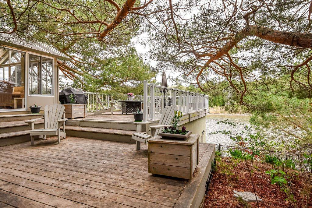 Wasaga Beach, ON L9Z 2H5,799 Mosley ST